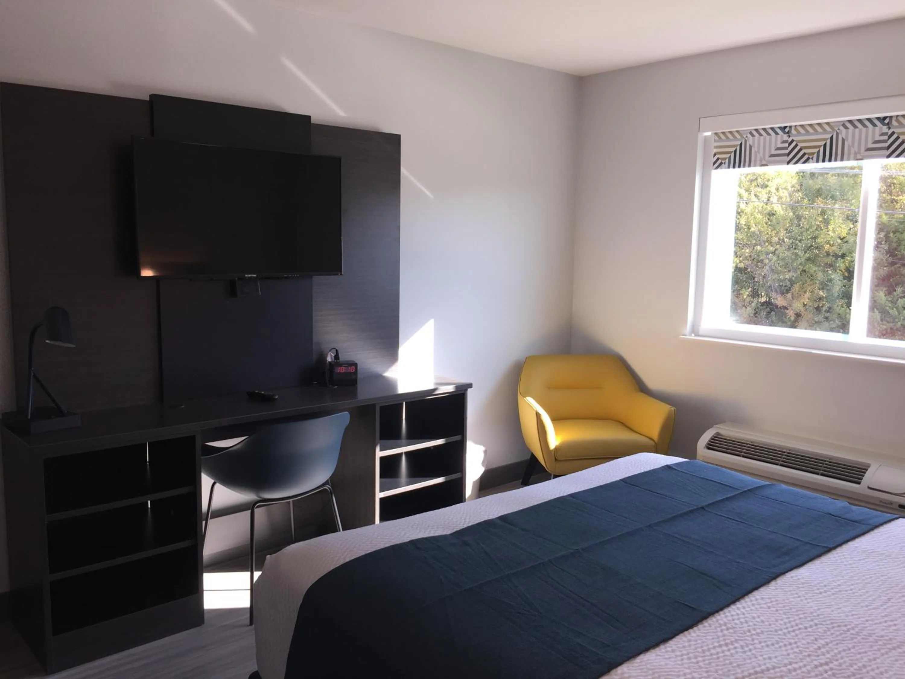 Deluxe Queen Room - Non-Smoking in Studio 6-Mesquite, TX - Dallas