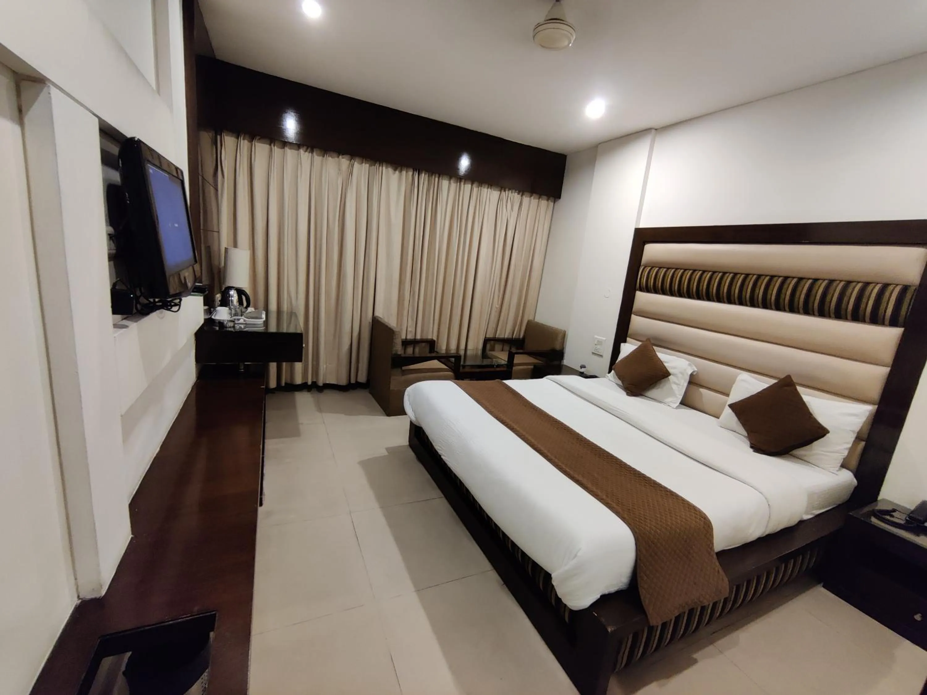 King Room - single occupancy in Hotel Landmark - Centre of City Chandigarh