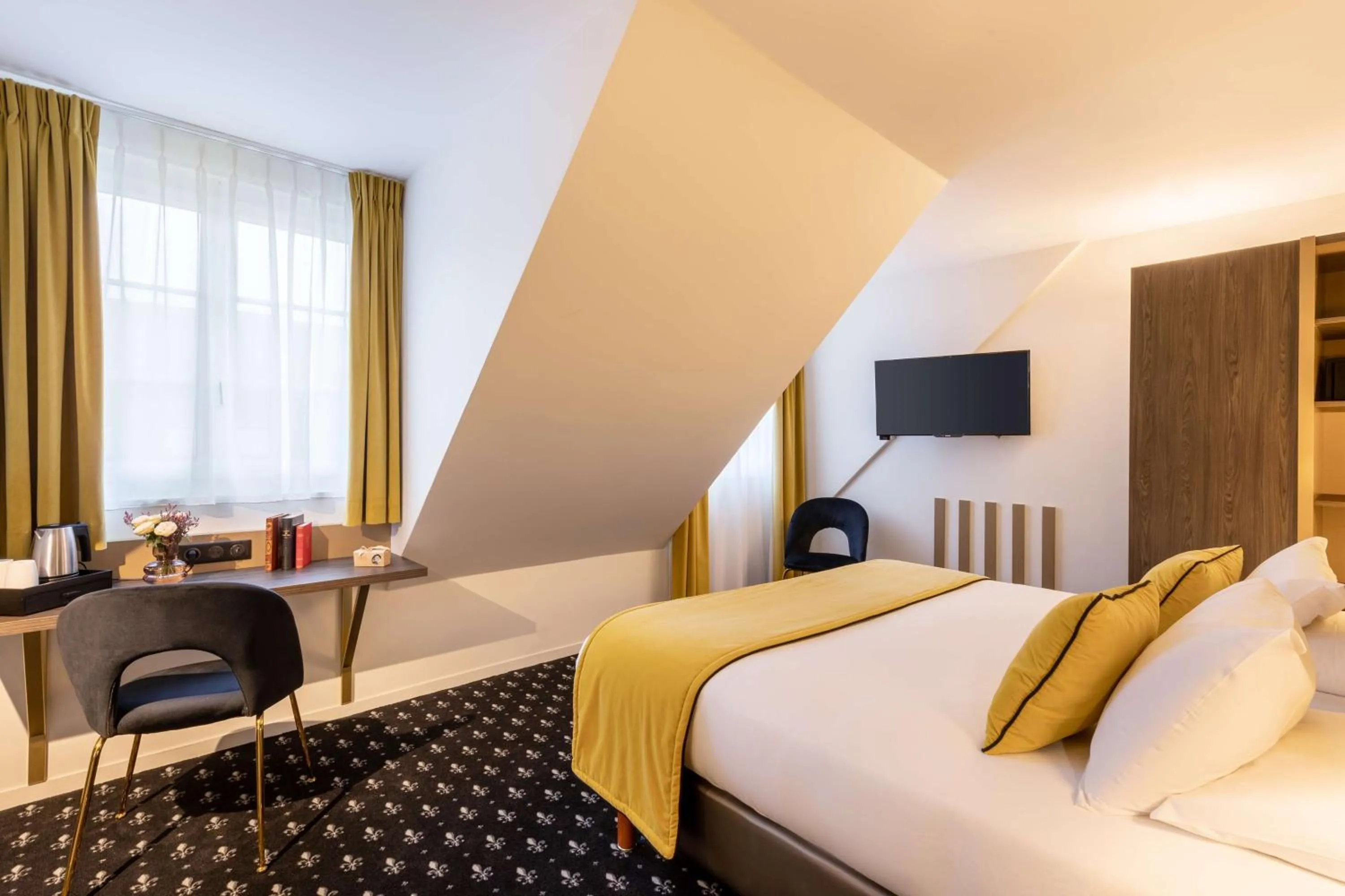 Comfort Queen Room in Best Western Royal Hotel Caen
