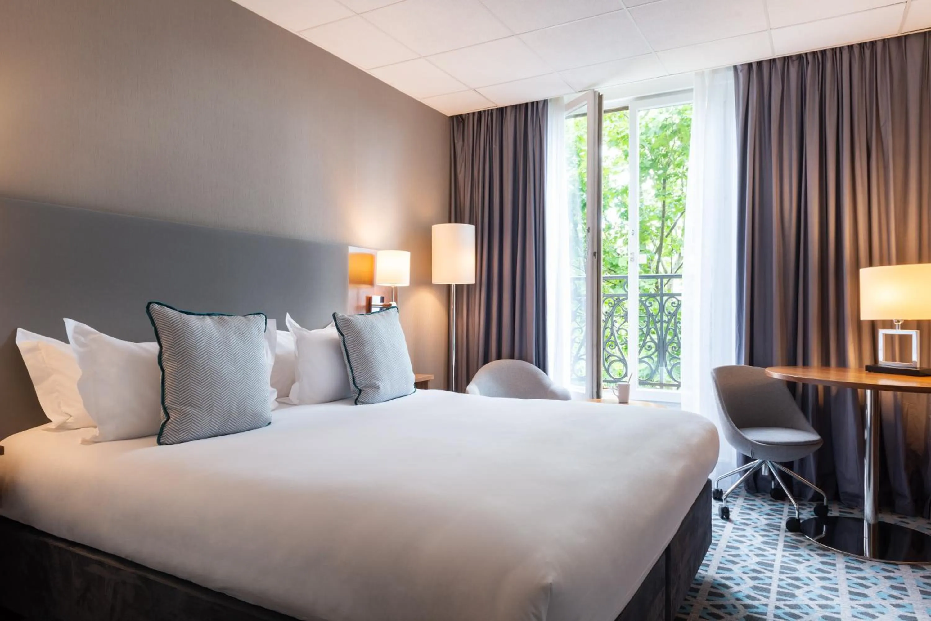 Standard King Room in Crowne Plaza Paris - Republique by IHG