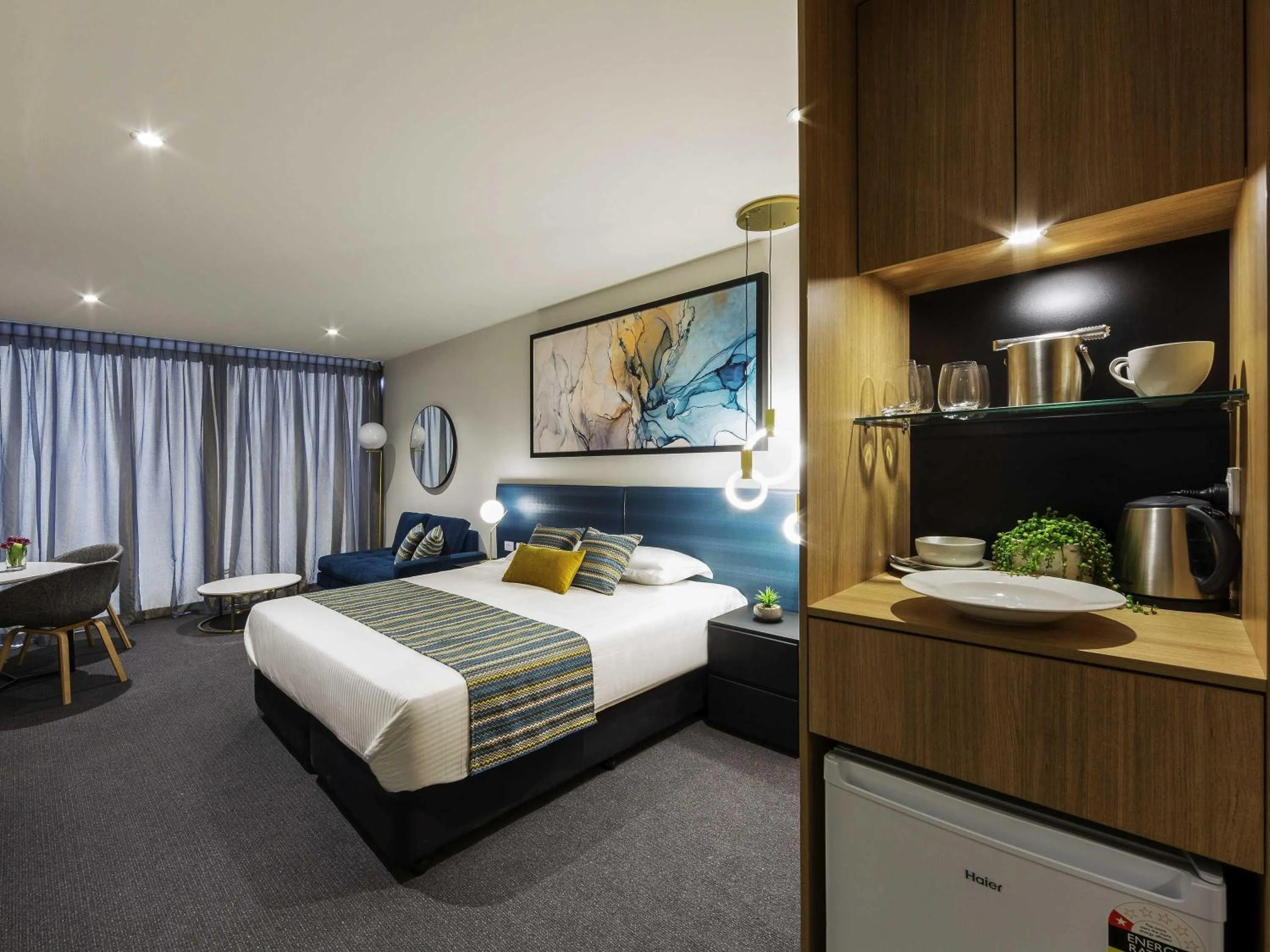 Superior Queen Room in Mercure Canberra Belconnen