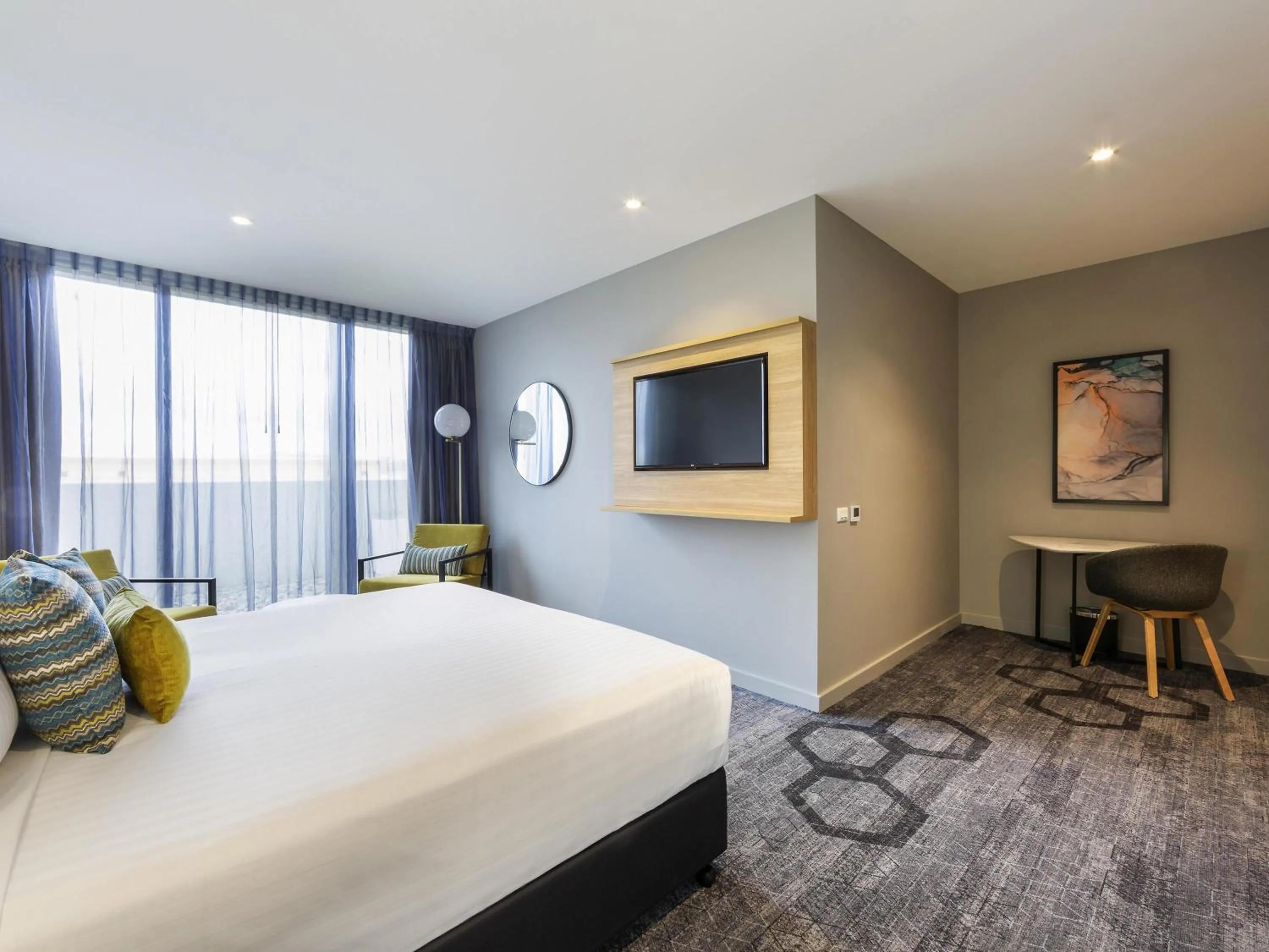 Standard Queen Room in Mercure Canberra Belconnen