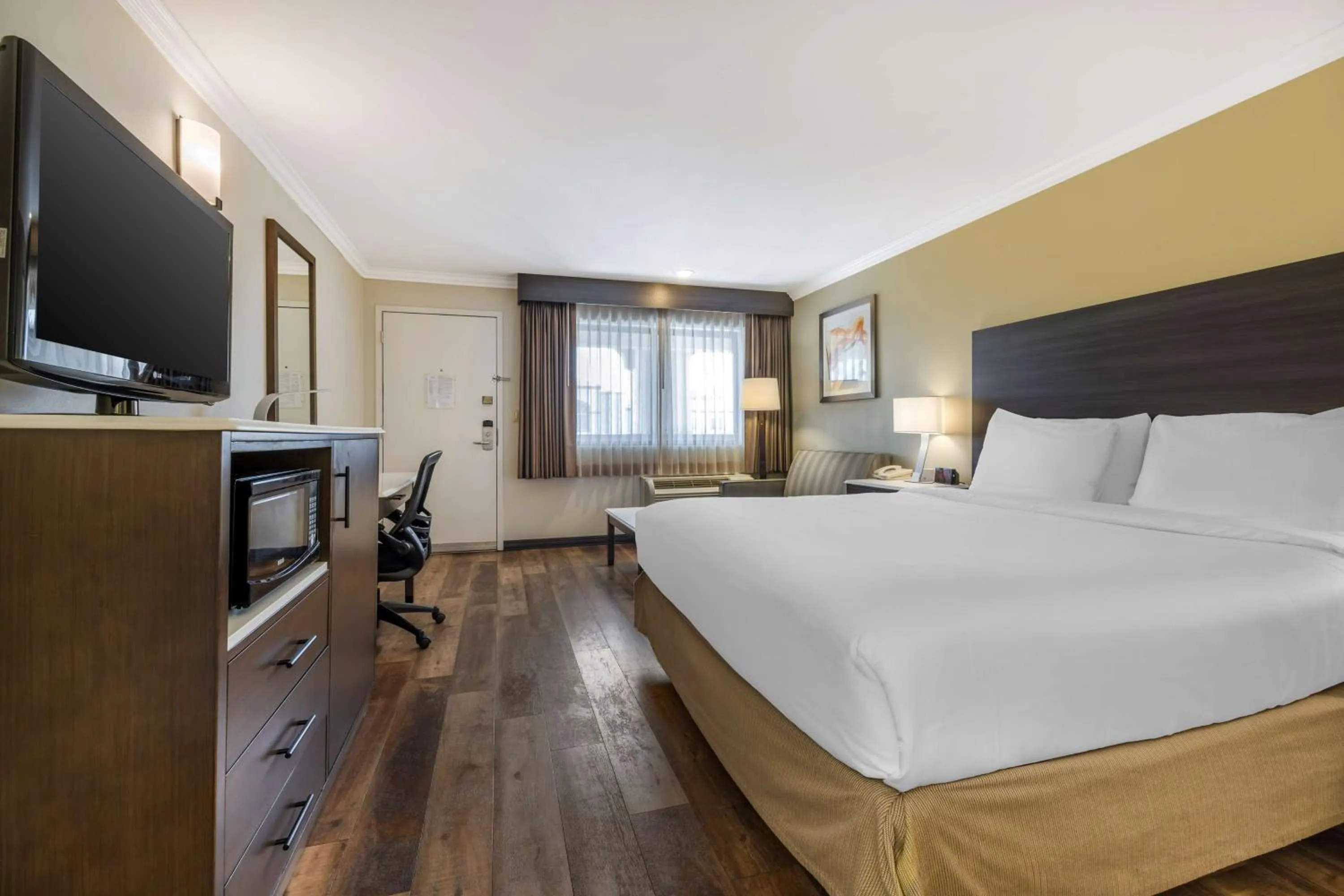 Business King Room in Best Western Plus Orange County Airport North
