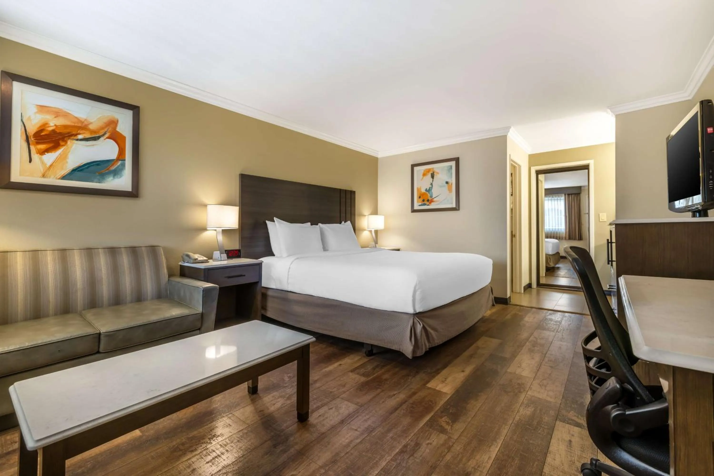 Business King Room with Sofa Bed in Best Western Plus Orange County Airport North