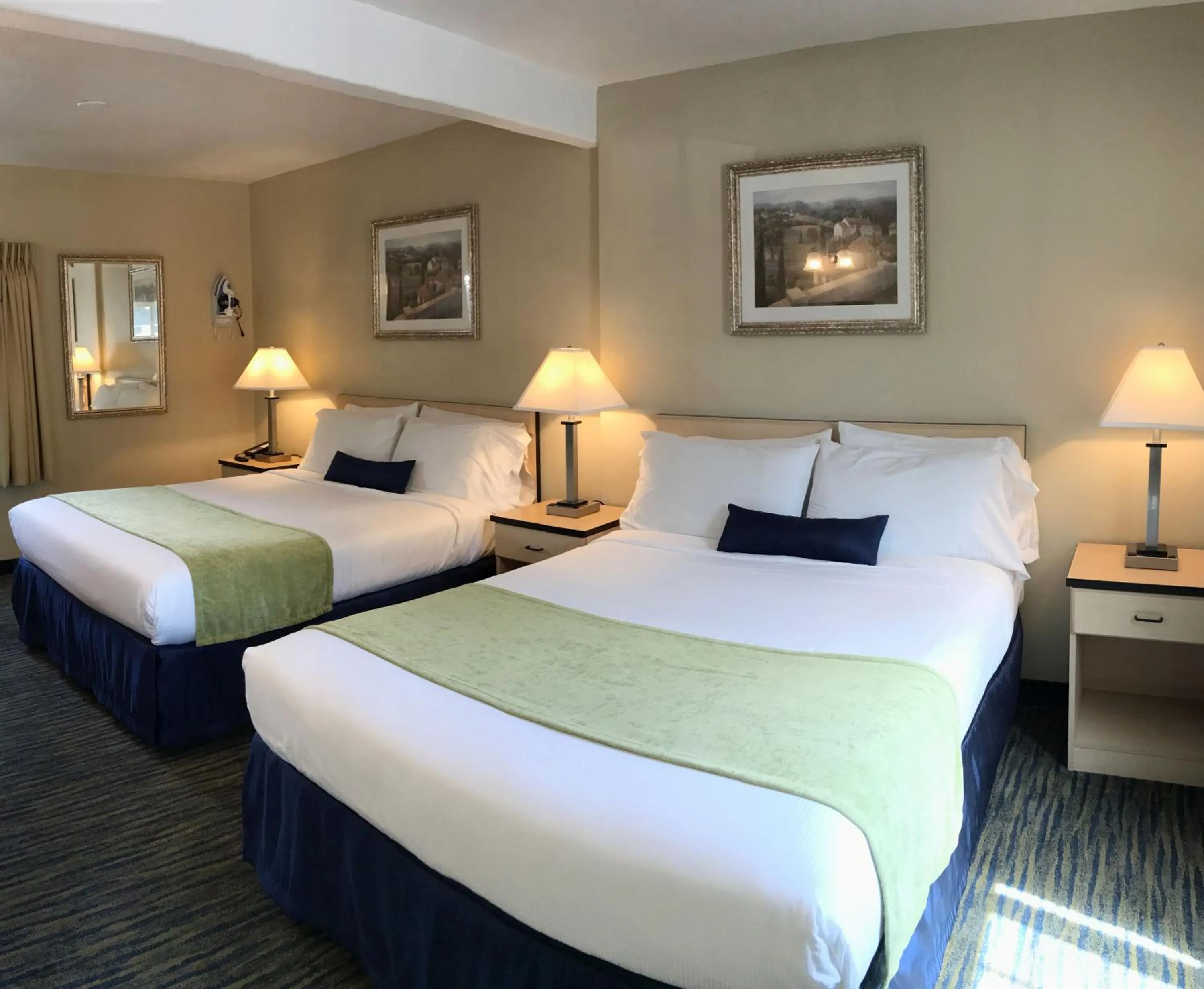 Queen Room with Two Queen Beds in Napa Discovery Inn