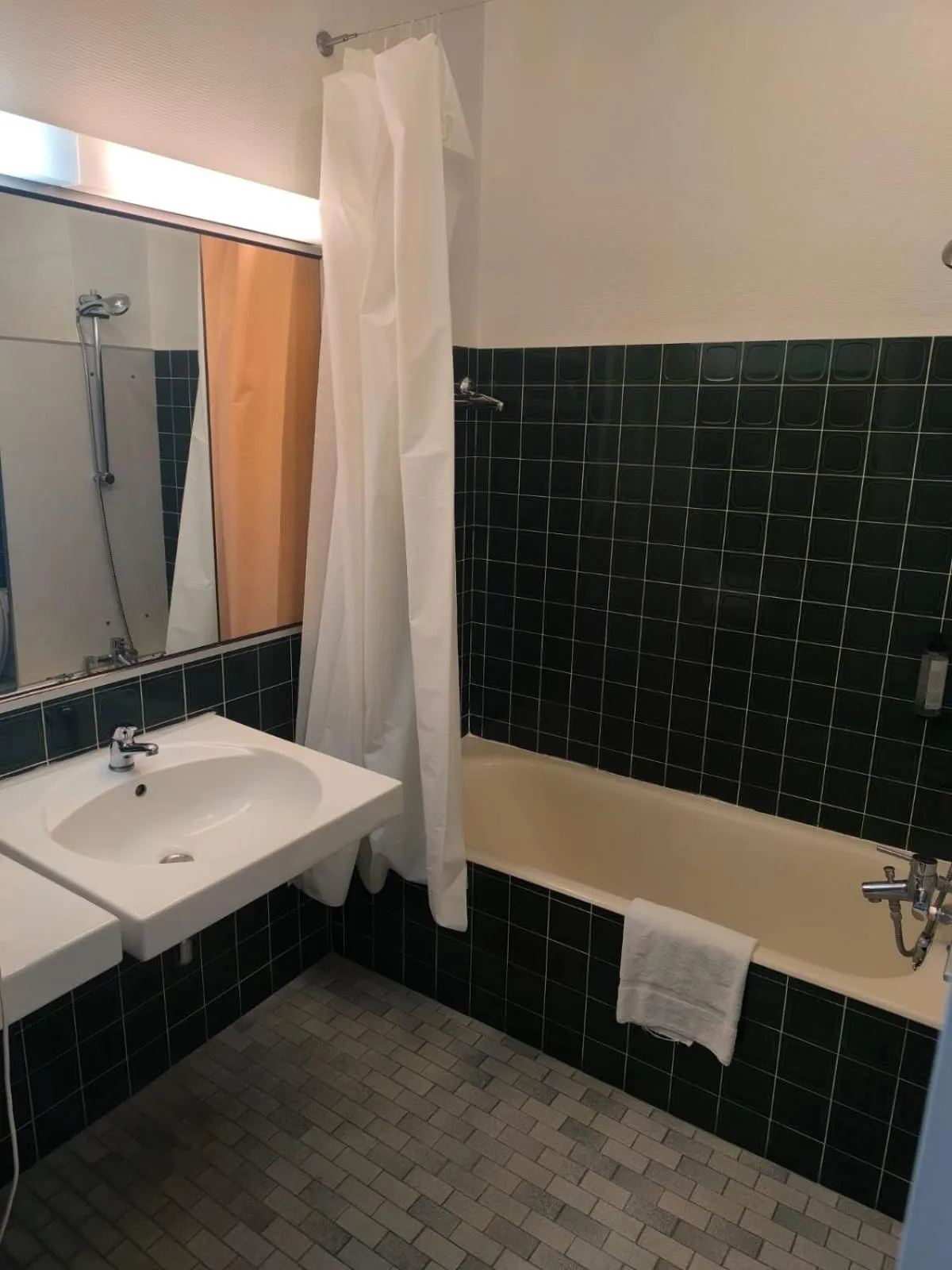 Twin Room in Adonis Lyon Est Hôtel Artys