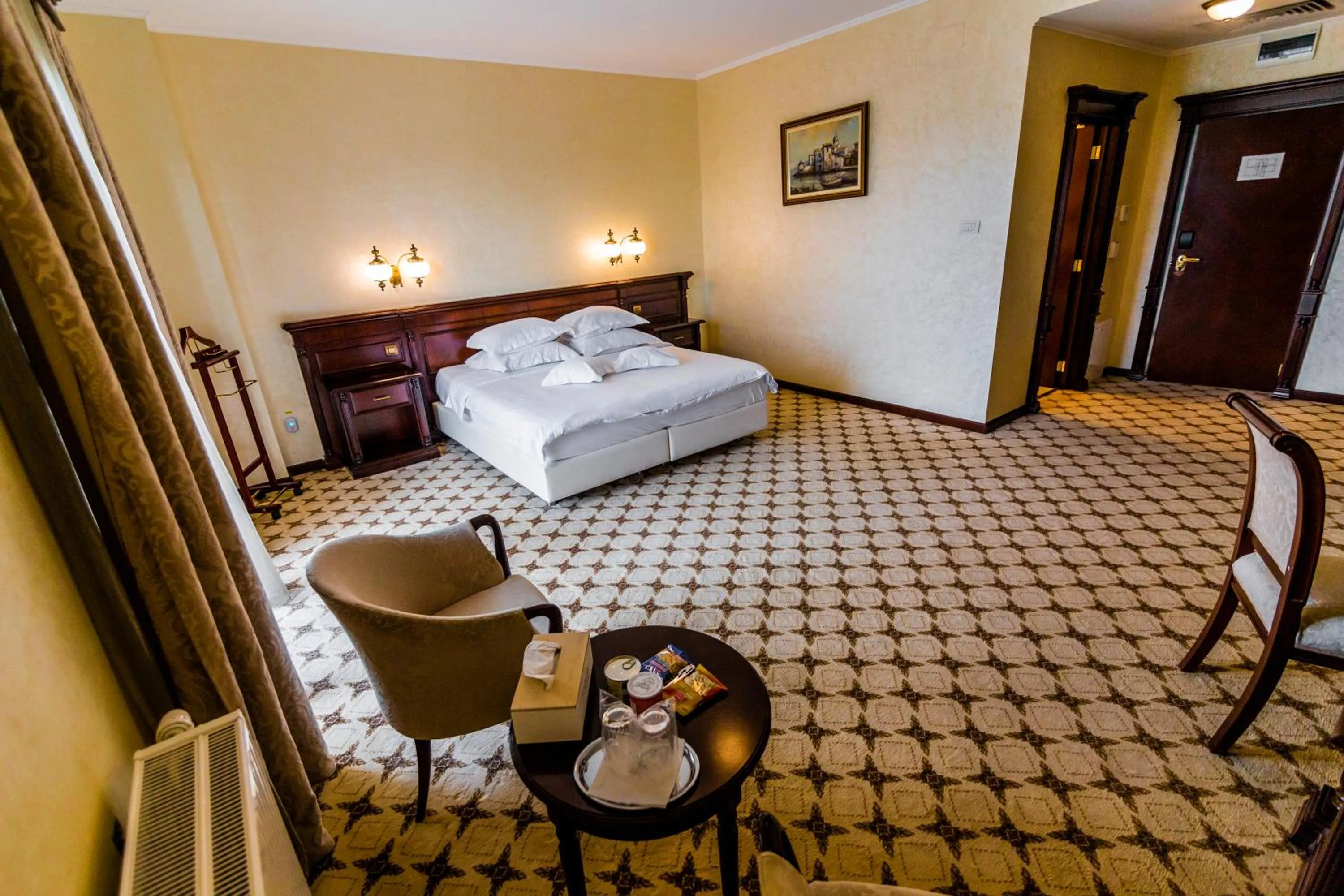 Queen Room with Balcony in Hotel Golden House