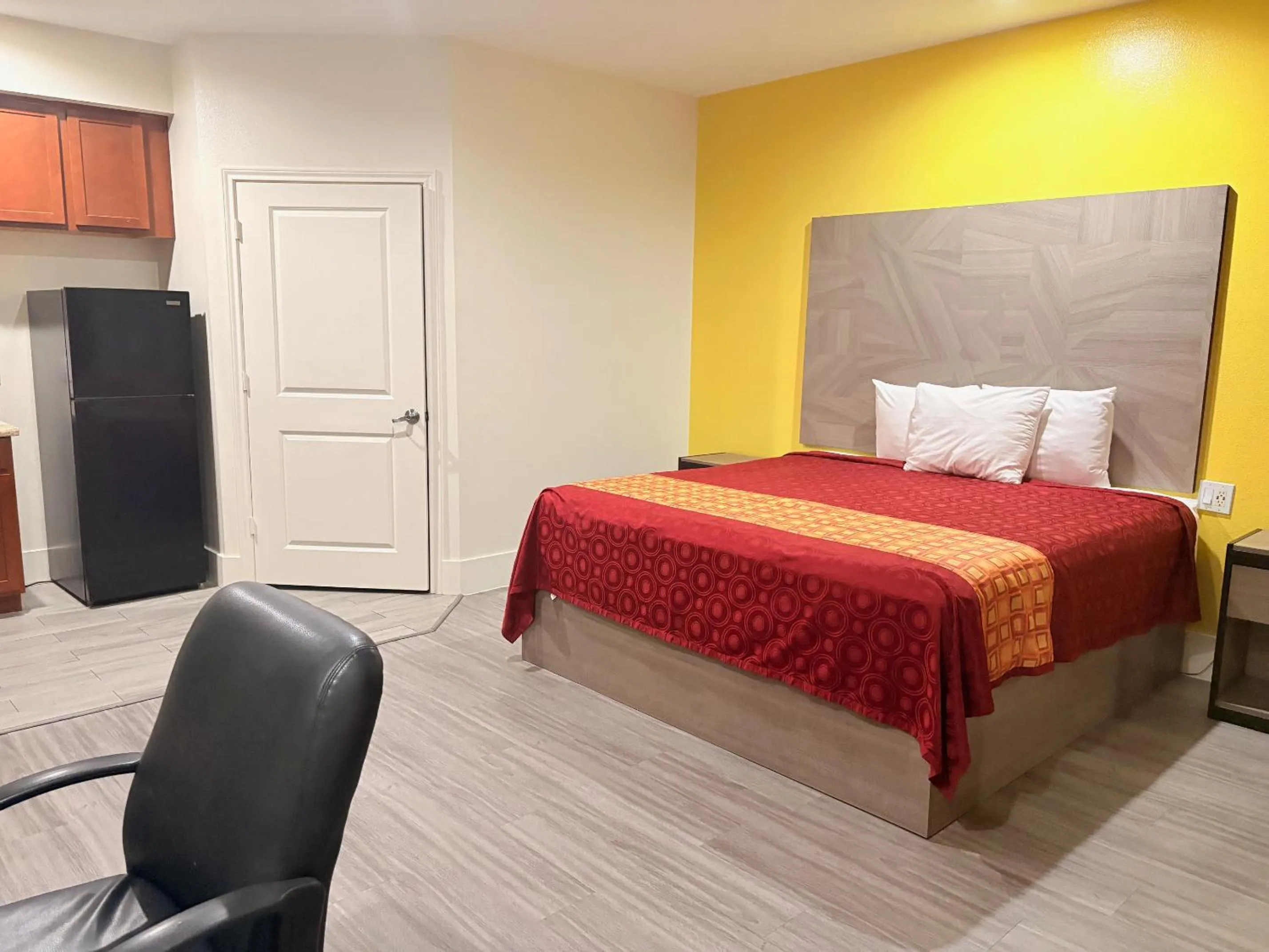 Deluxe Room in Americas Best Value Inn Houston Veterans Memorial