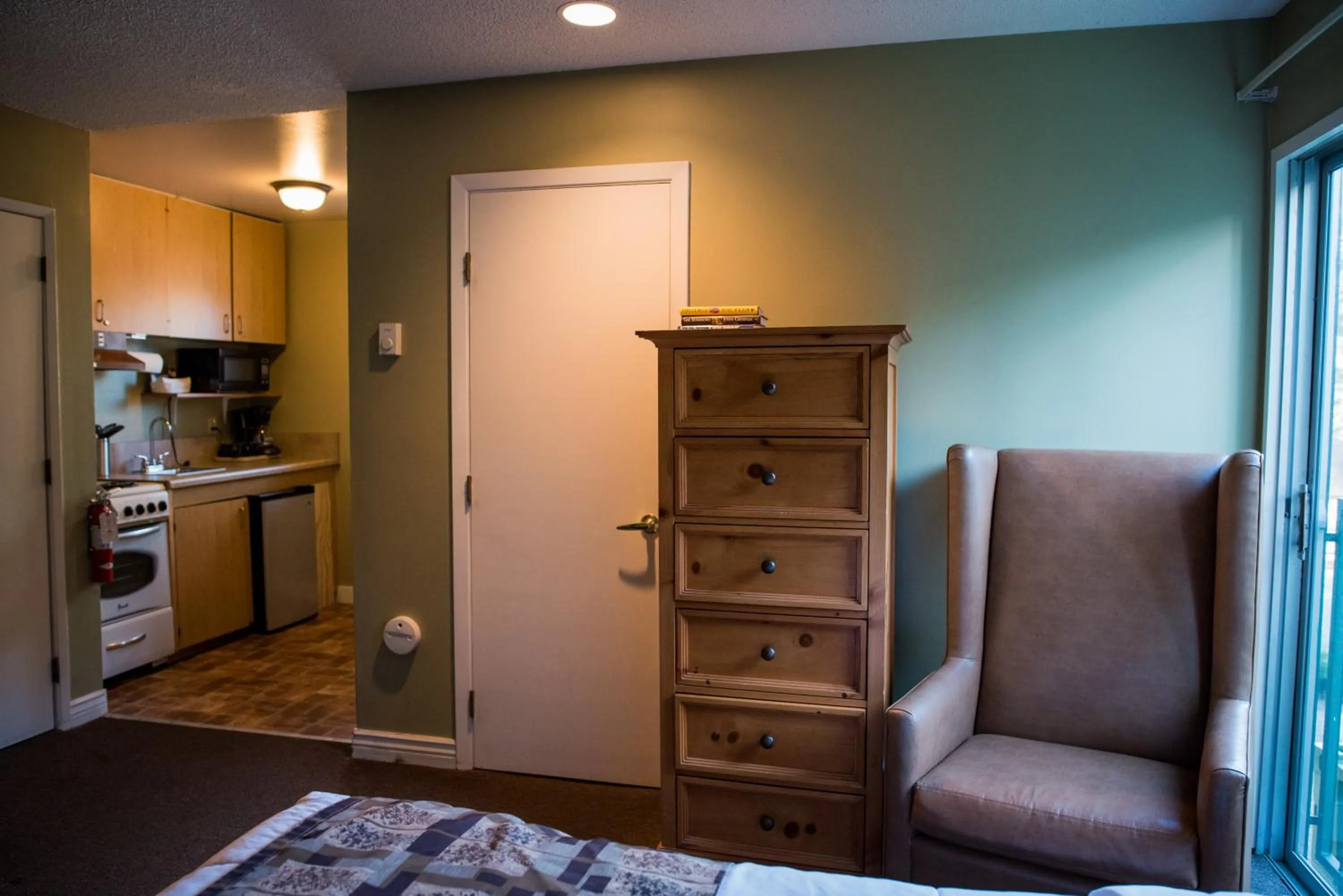 Deluxe Queen Room with Two Queen Beds and Kitchen in Big Pines Mountain House