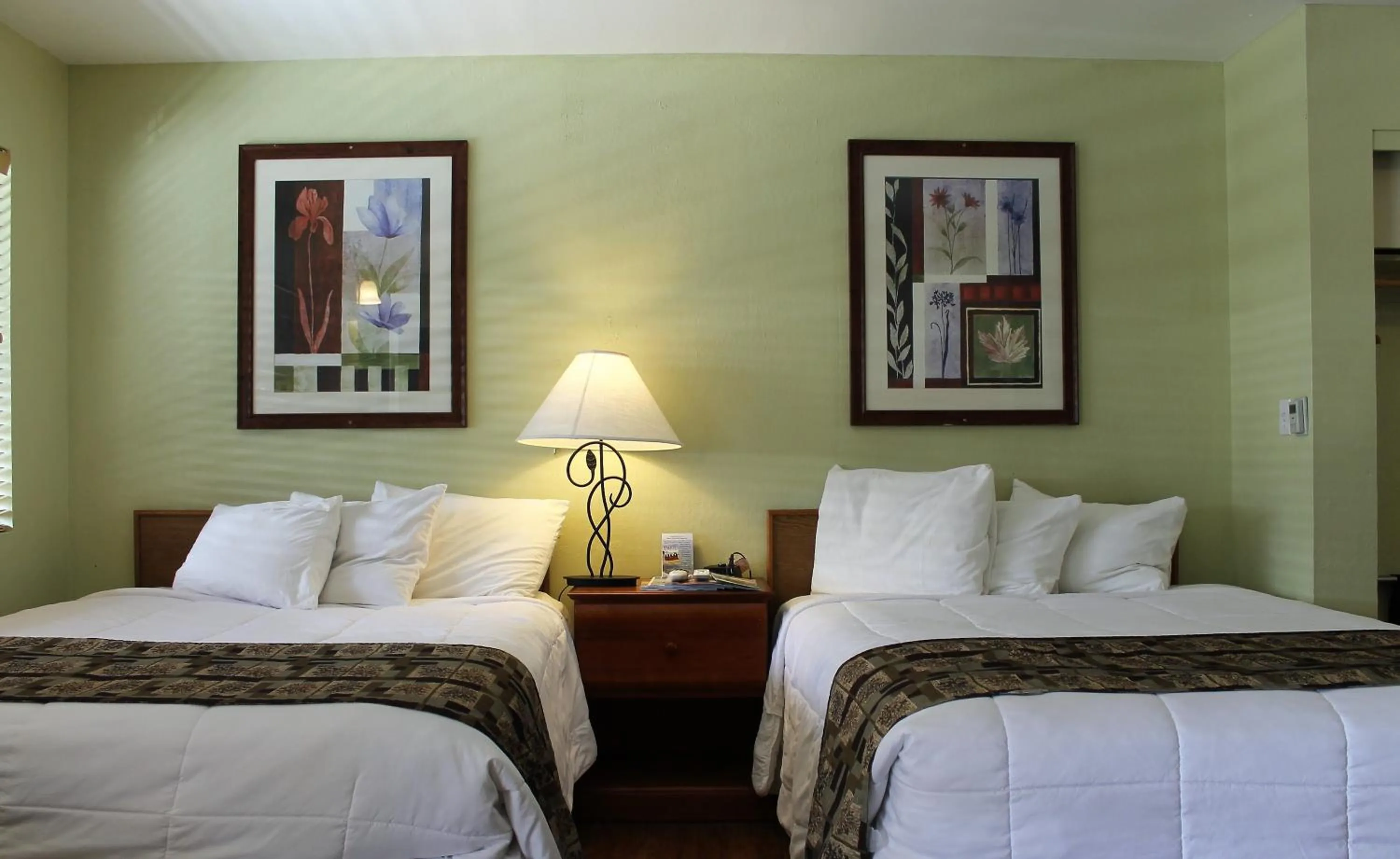 Deluxe Queen Room with Two Queen Beds in Big Pines Mountain House