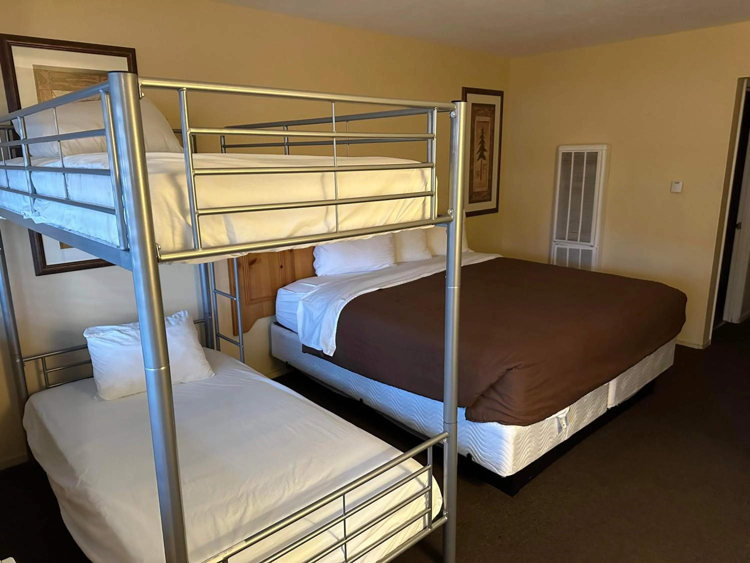 Family Room with 1king bed and 1 bunk bed  in Big Pines Mountain House