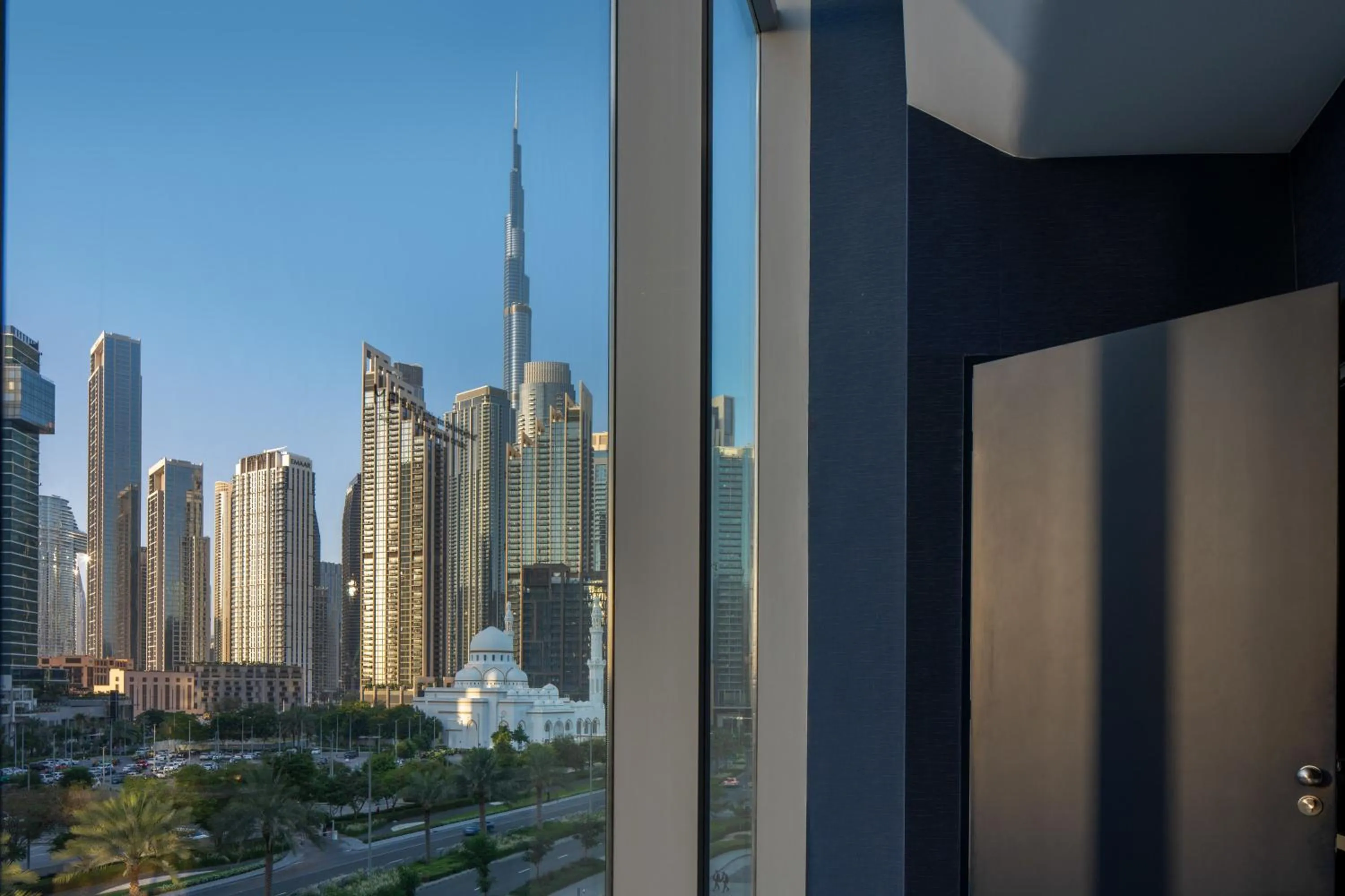 Beyond ME + Suite with Burj Khalifa View and Jacuzzi in ME Dubai by Meliá