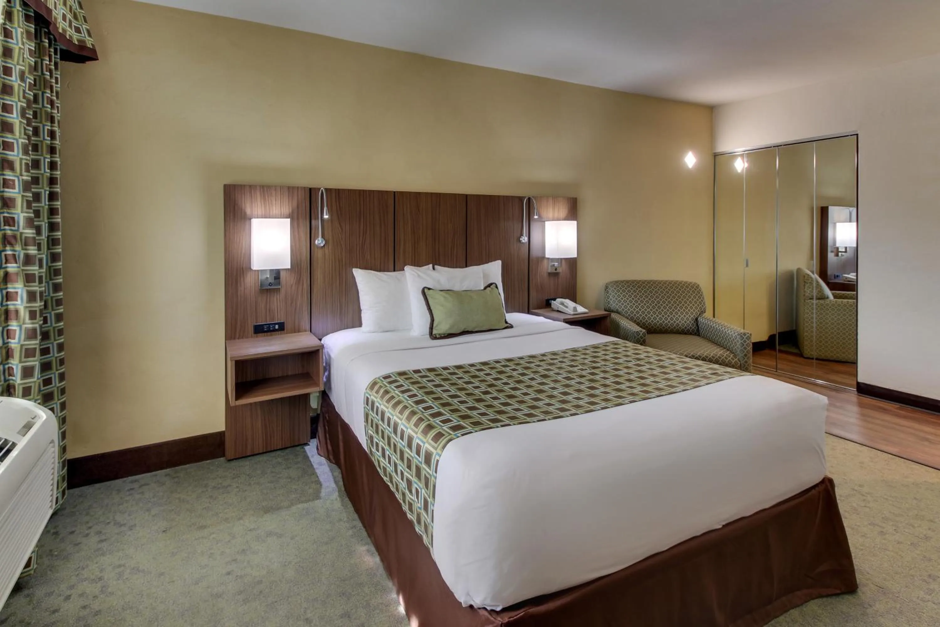 Queen Room - Non-Smoking in The Stevenson Monterey