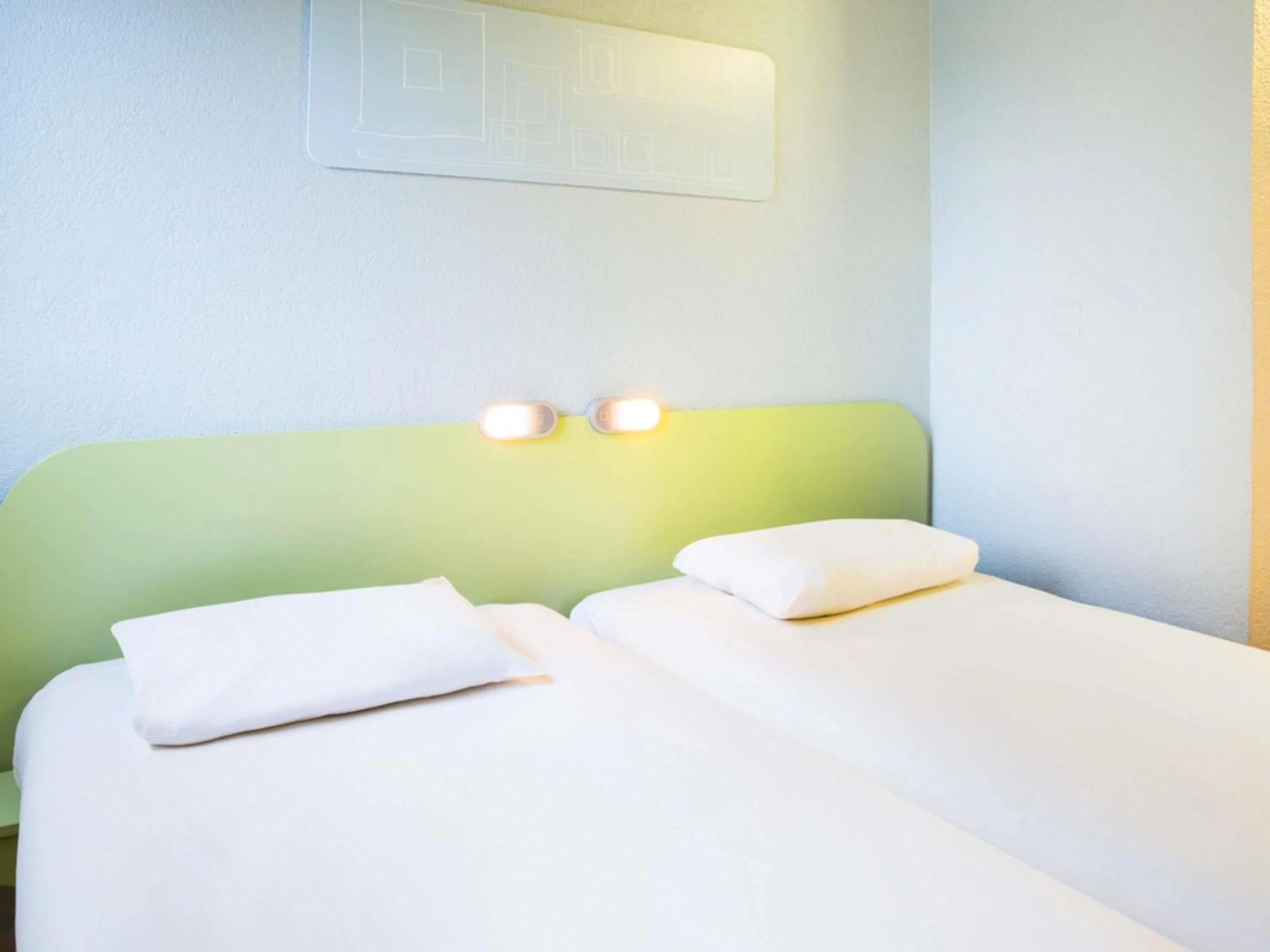 Twin Room in ibis budget Thonon Les Bains