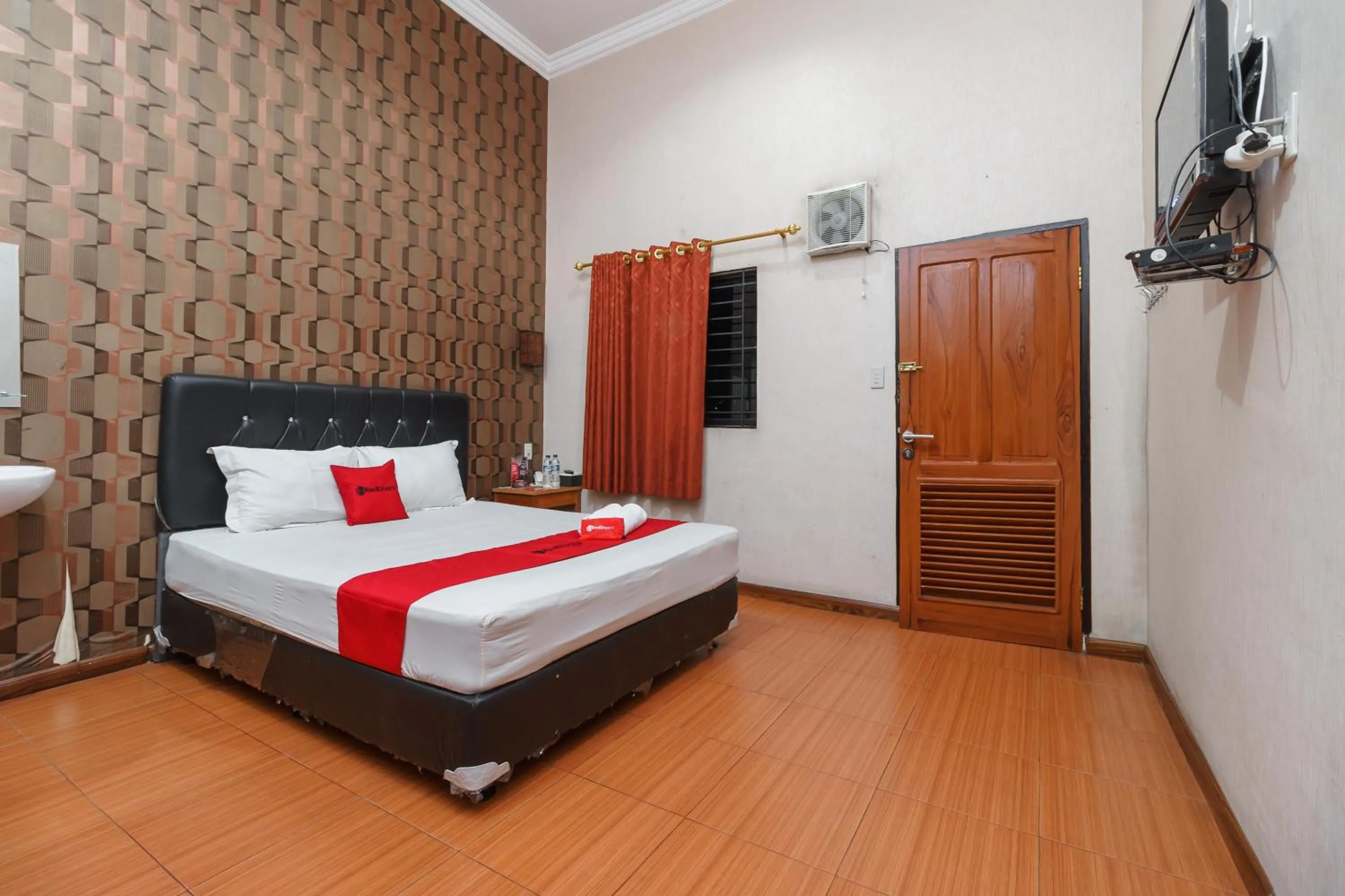 Double Room in RedDoorz at Sedayu 2 Near Danau Toba Parapat