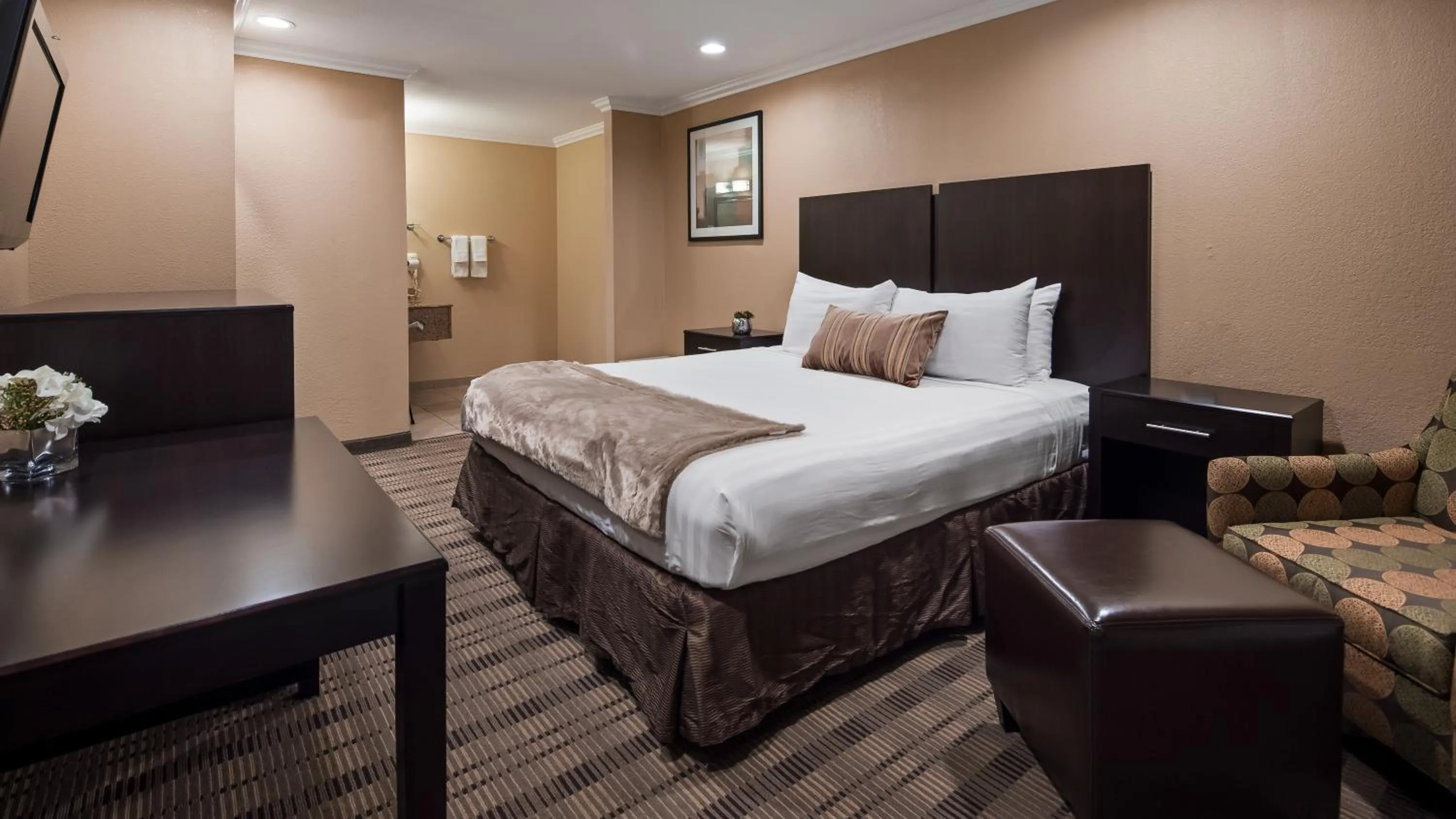 King Room with Roll-In Shower - Mobility Access in Best Western Poway/San Diego Hotel