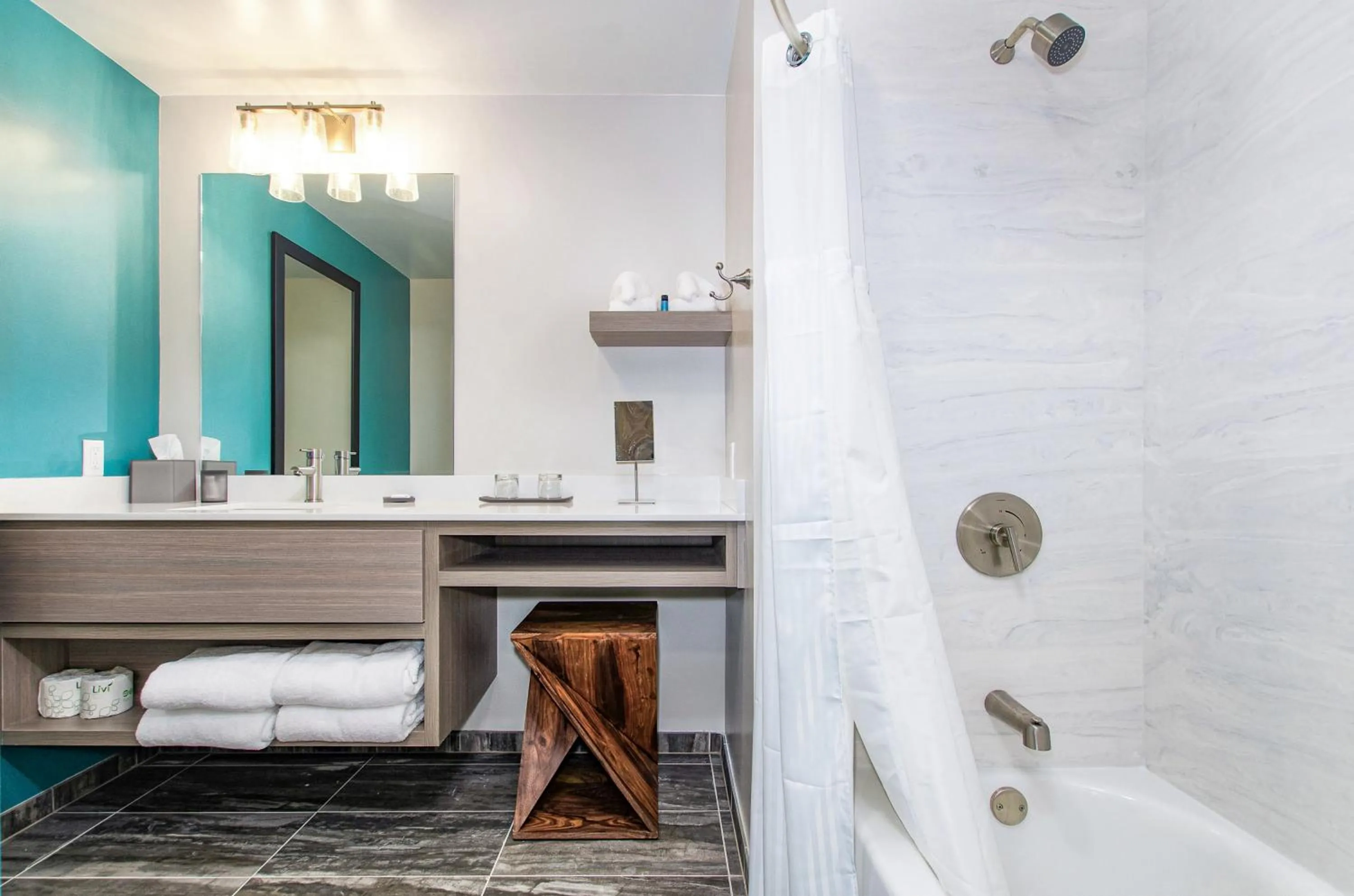 Queen Room in The Independence Hotel