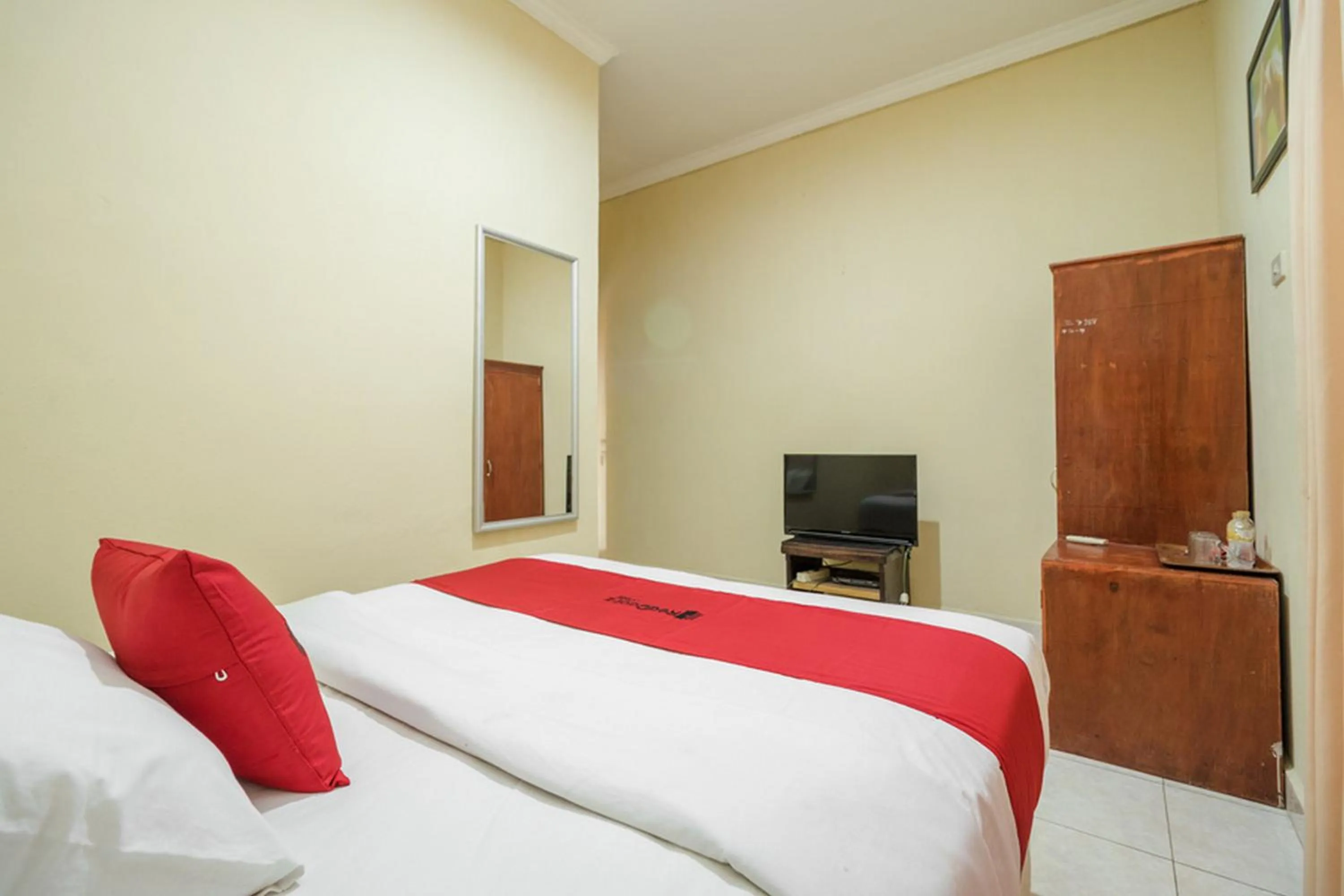 Double Room in RedDoorz @ Jalan lintas Sumatera Lahat