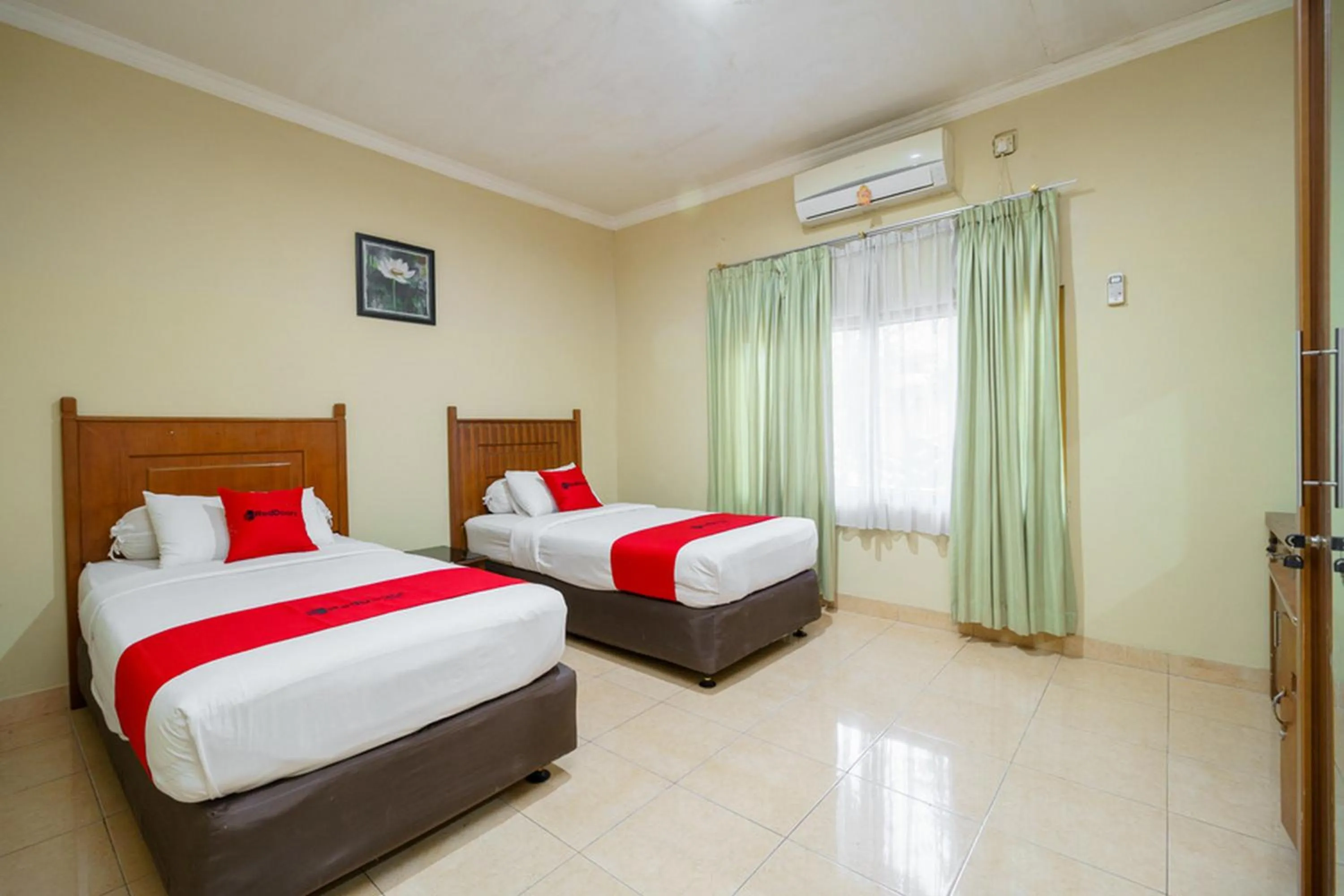 Deluxe Twin Room in RedDoorz @ Jalan lintas Sumatera Lahat