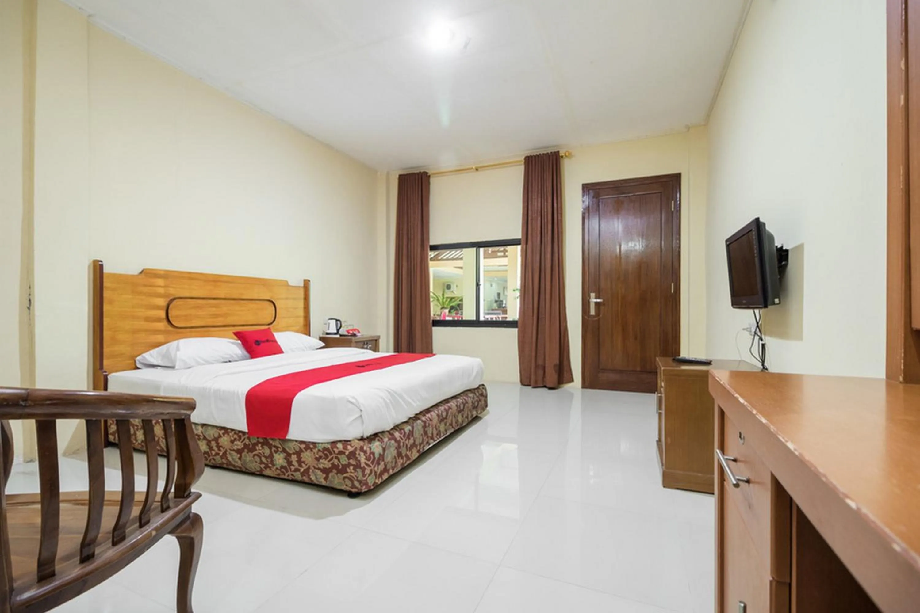 Deluxe Room in RedDoorz @ Jalan lintas Sumatera Lahat