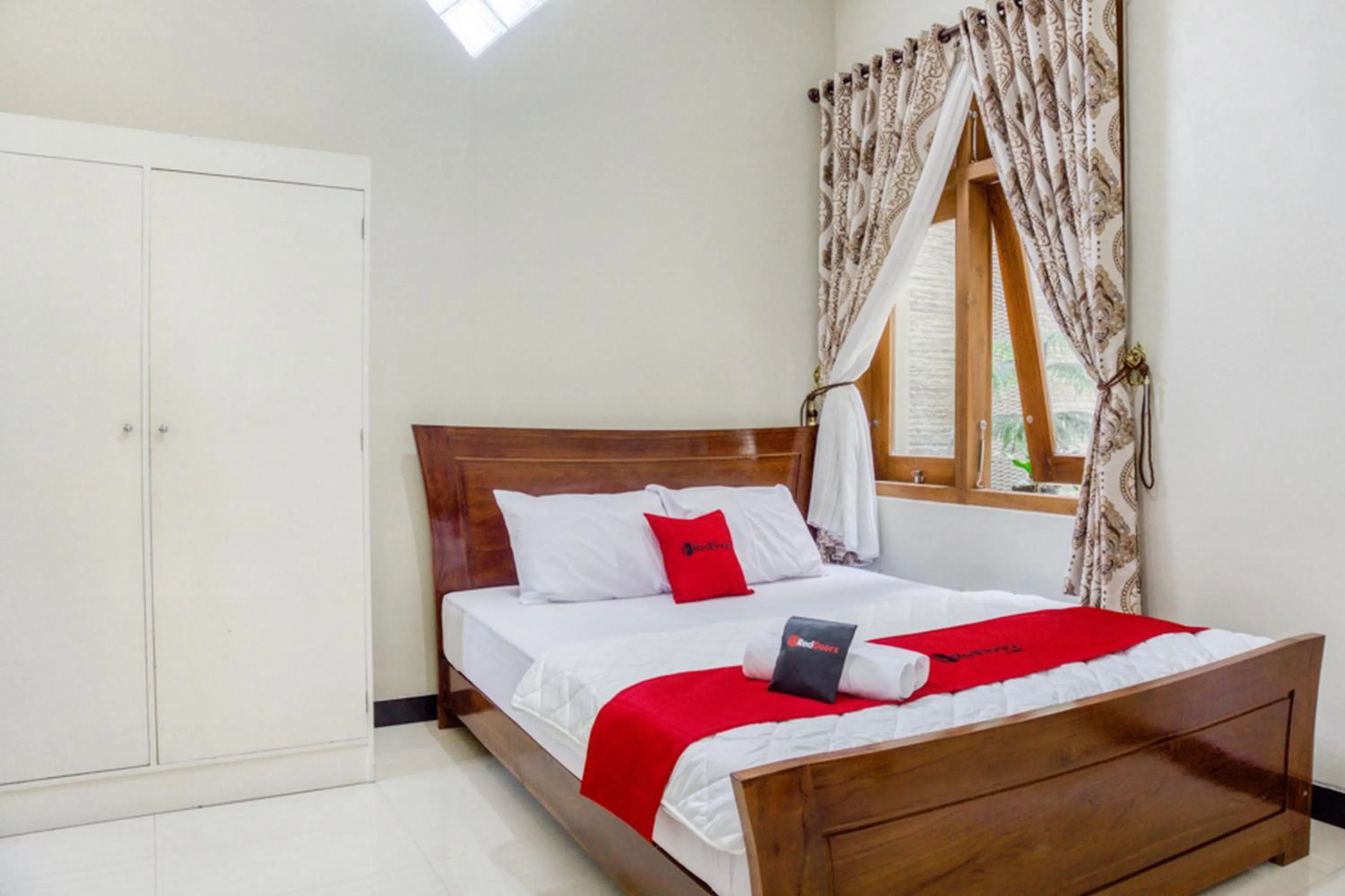 Deluxe Room in RedDoorz @ Jakal Atas KM 10