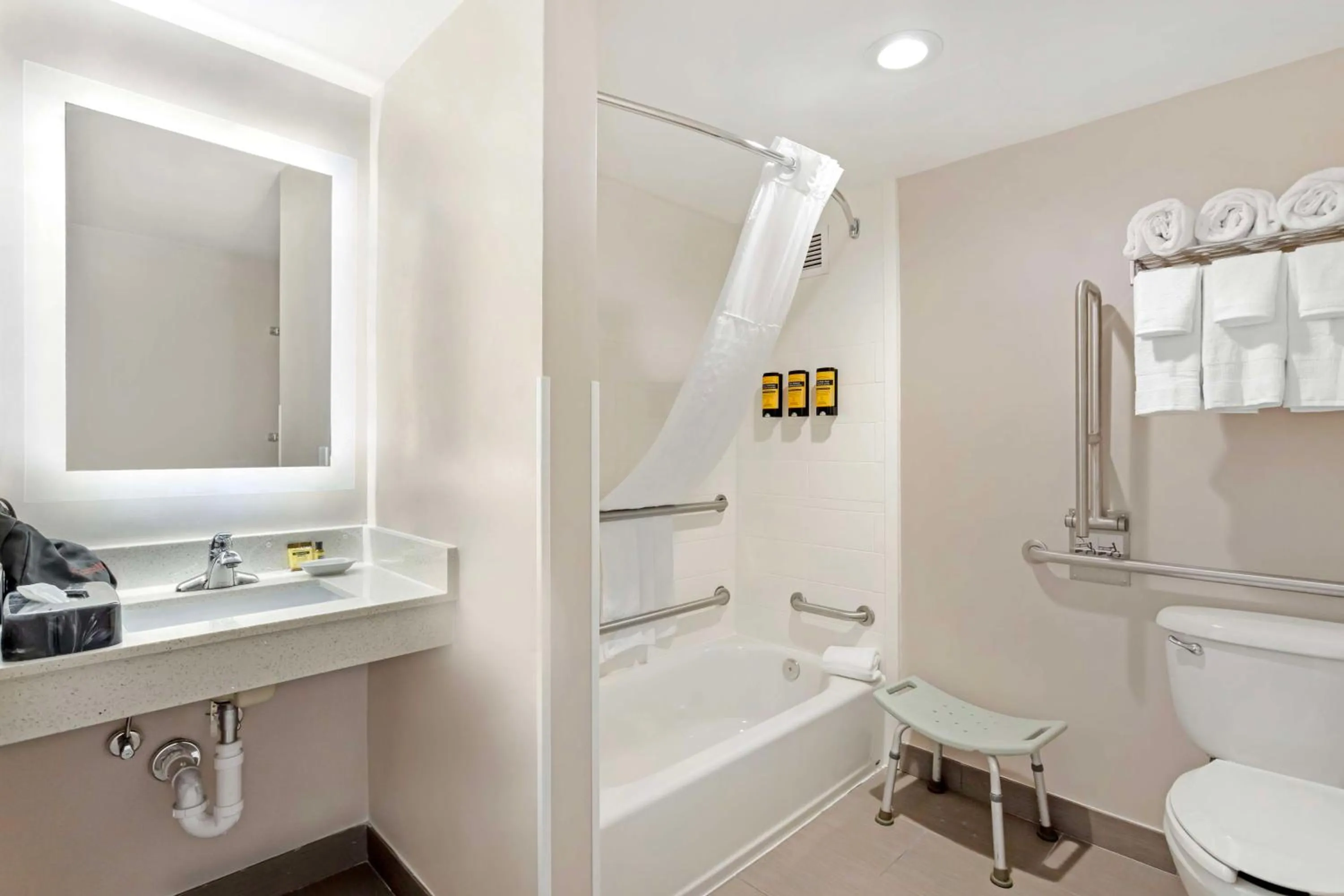  Queen Room with Two Queen Beds and Bath Tub - Disability Access/Non-Smoking in Best Western Plus Fairfield Hotel