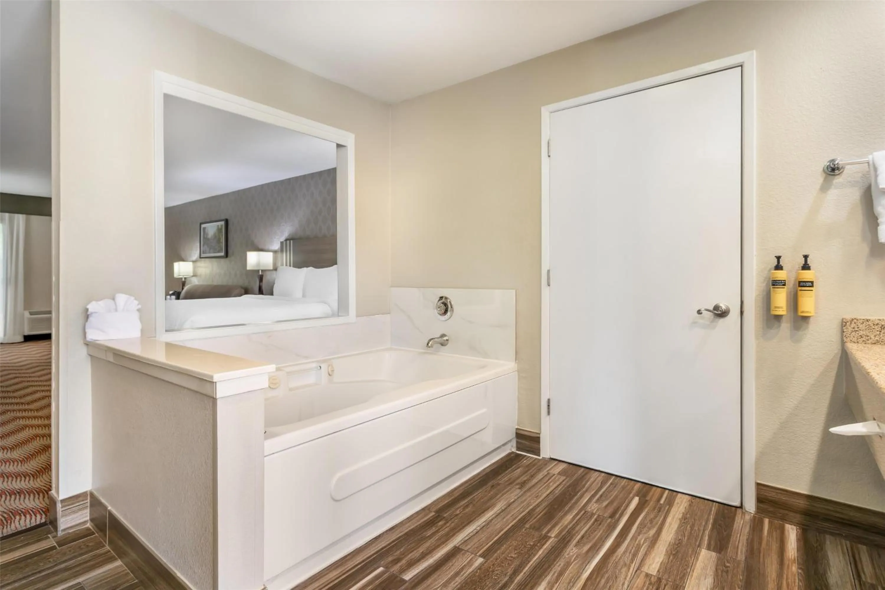 King Suite with Whirlpool and Fireplace - Non-Smoking in Best Western Plus Sonora Oaks Hotel and Conference Center