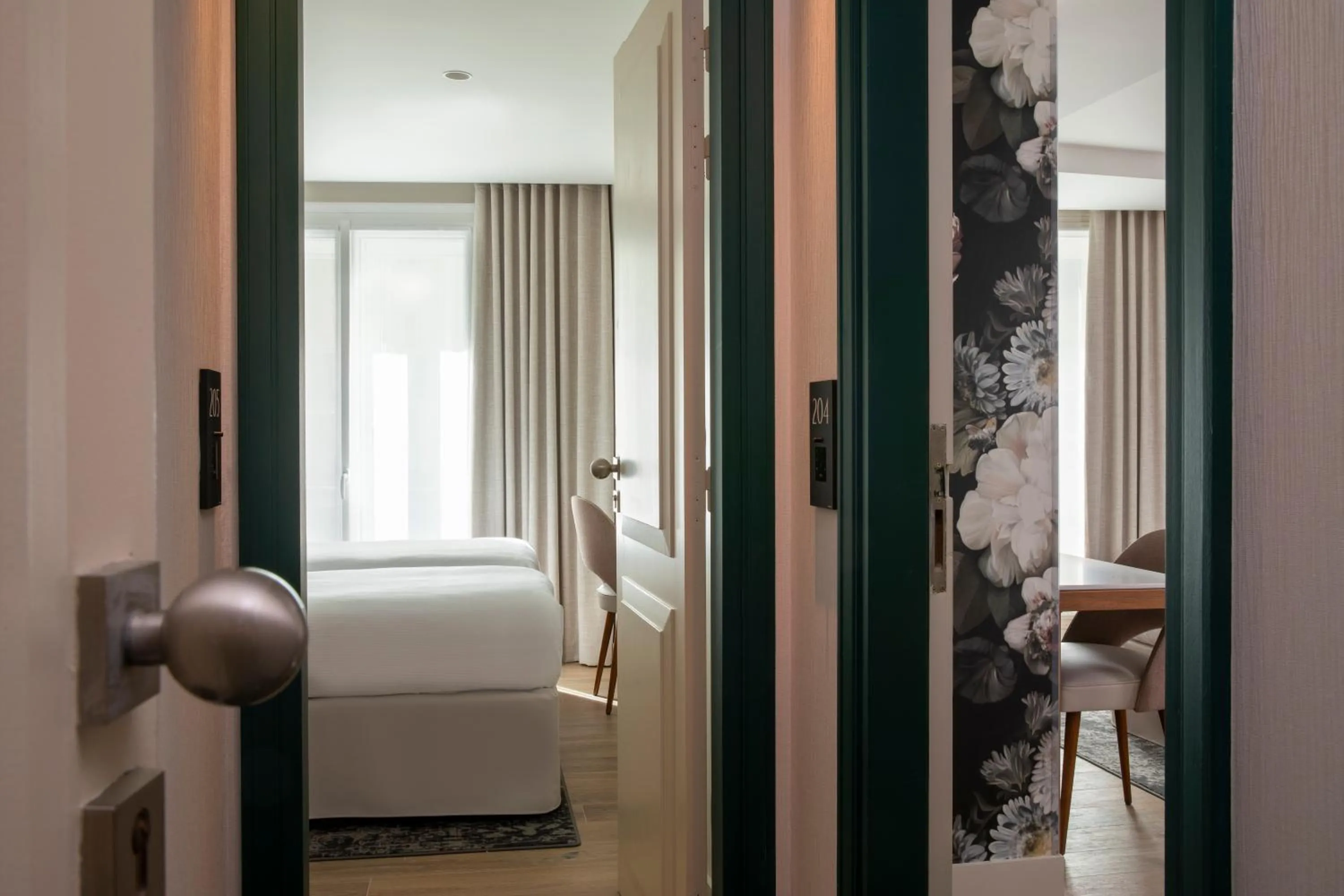 Family Communicating Rooms in Hôtel des Champs-Elysées