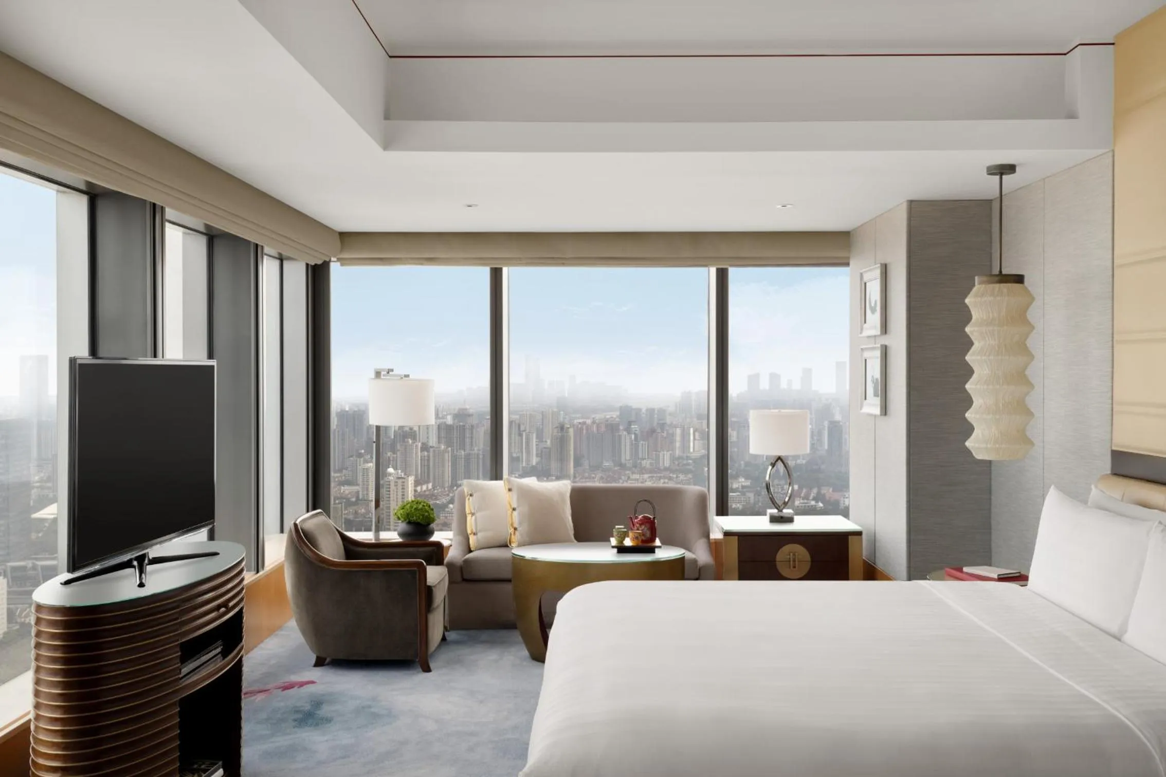Horizon Club Grand Premier King - single occupancy in Jing An Shangri-La, Shanghai - sits centrally amid Puxi's iconic landmarks, uniquely positioned nearby Jing'an Temple