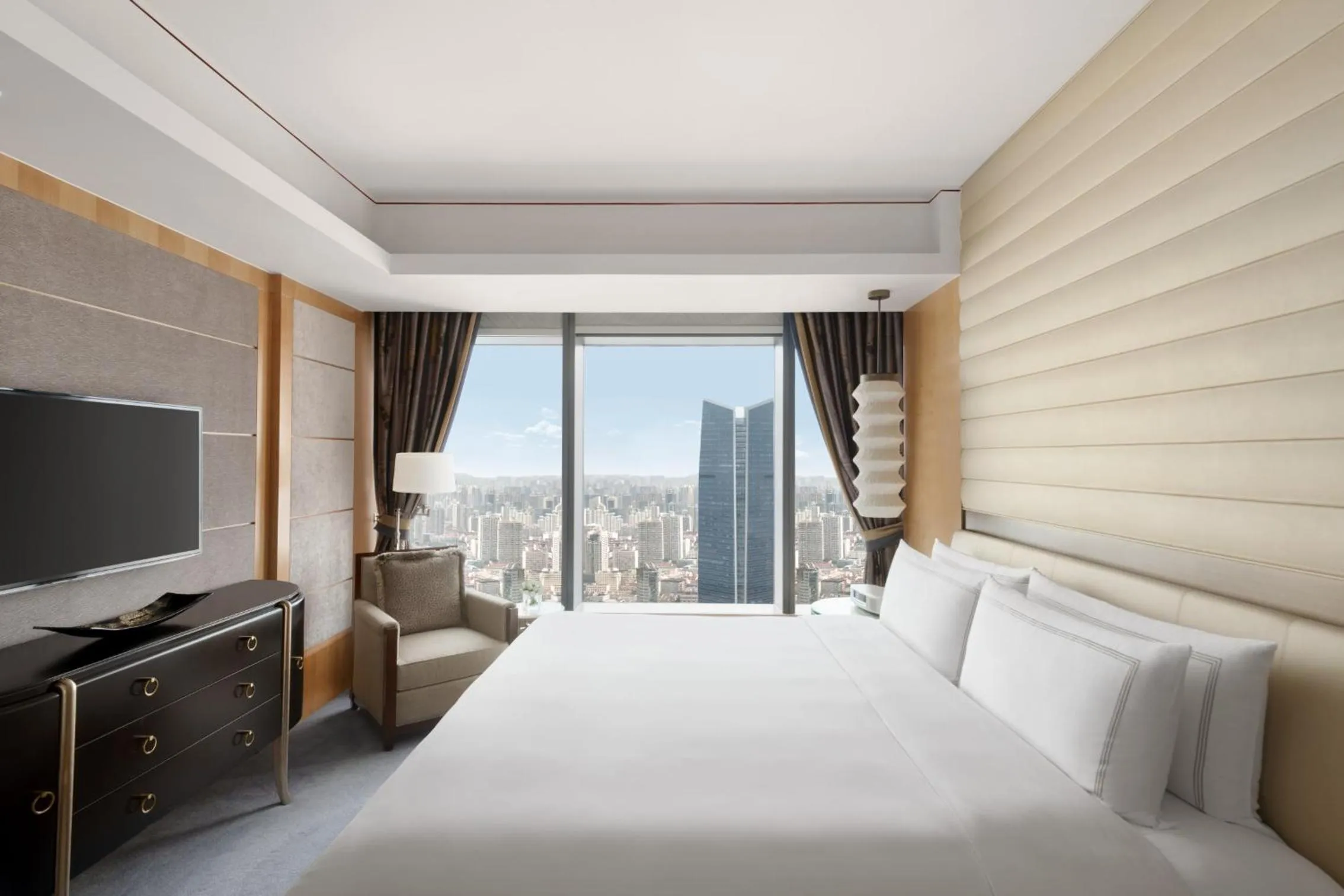 Executive Suite in Jing An Shangri-La, Shanghai - sits centrally amid Puxi's iconic landmarks, uniquely positioned nearby Jing'an Temple