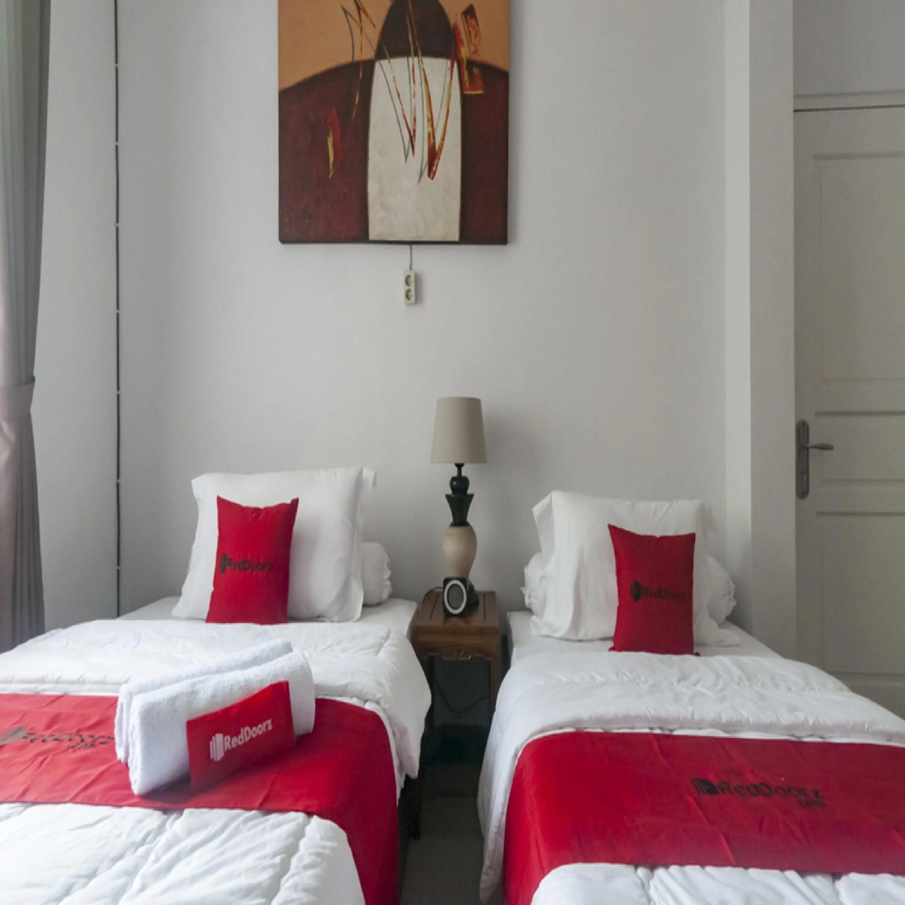 Twin Room in RedDoorz Syariah Plus near Trans Studio Cibubur