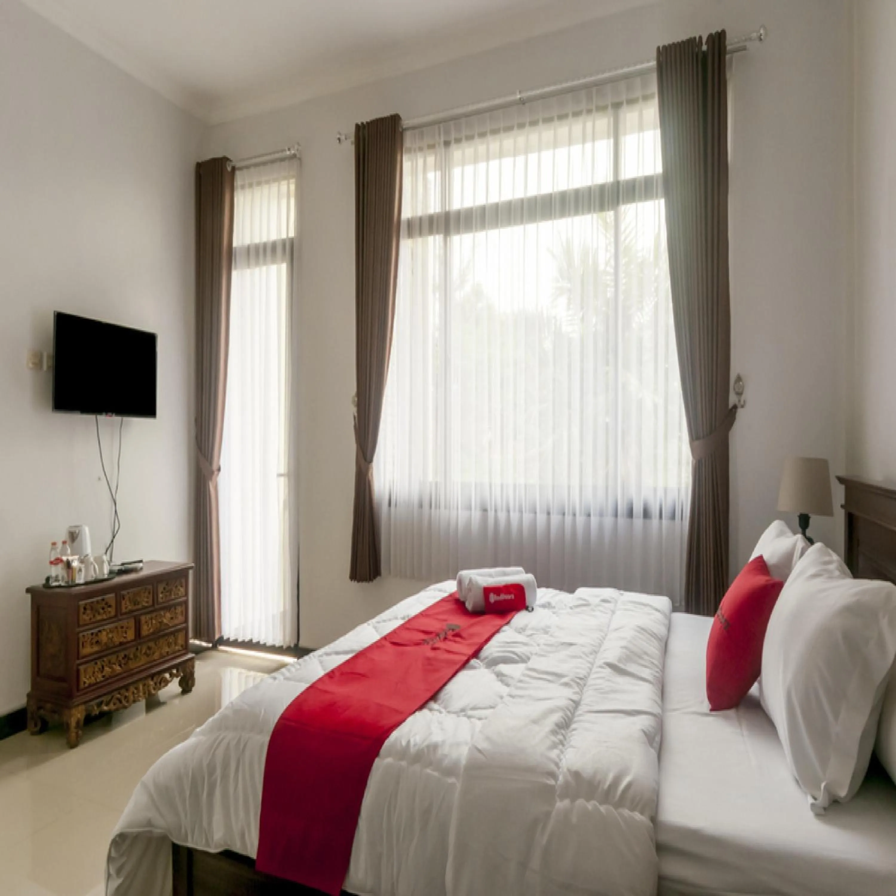 Suite in RedDoorz Syariah Plus near Trans Studio Cibubur