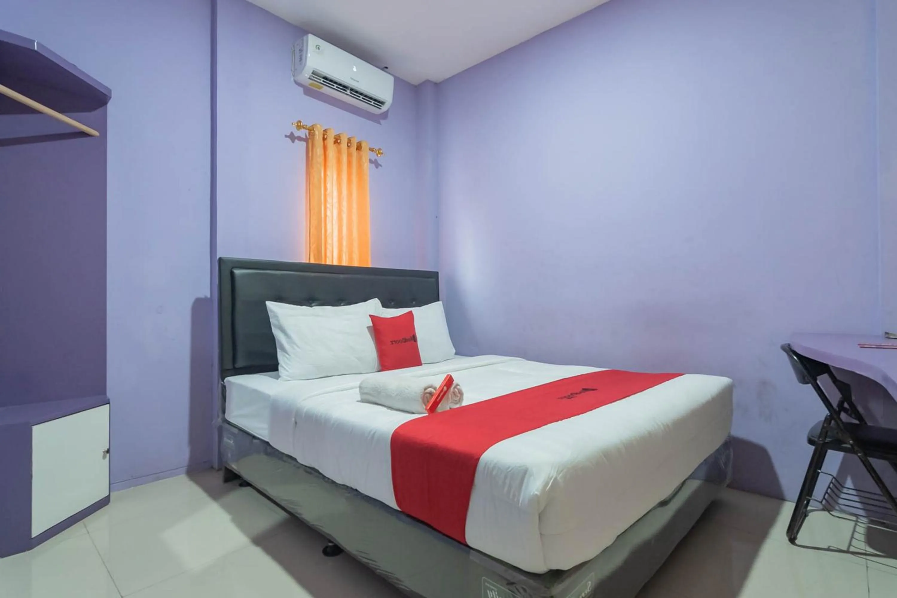 Double Room in RedDoorz @ Gatot Subroto Street Bandung 3