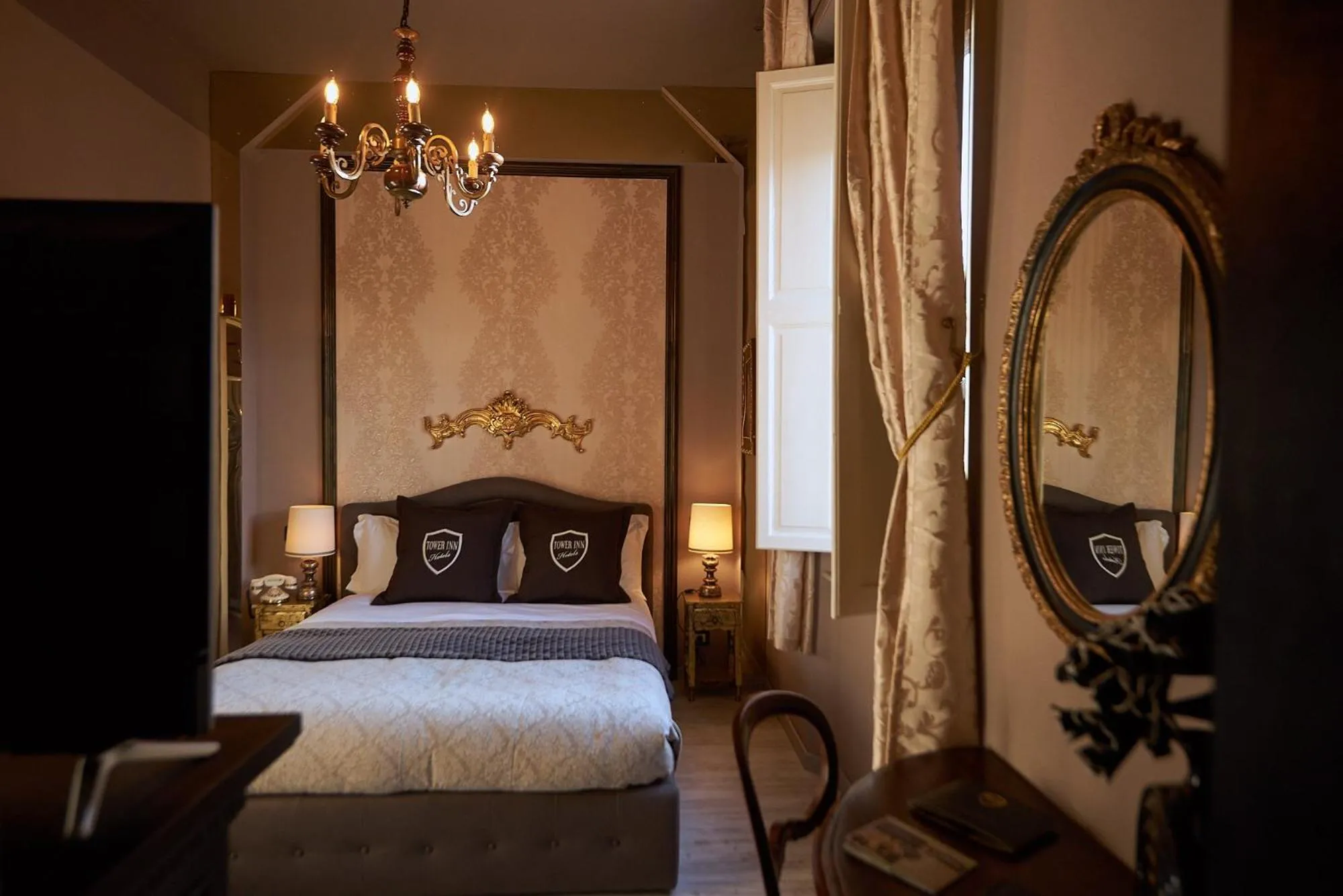 Deluxe Suite with Balcony in Villa Tower Inn