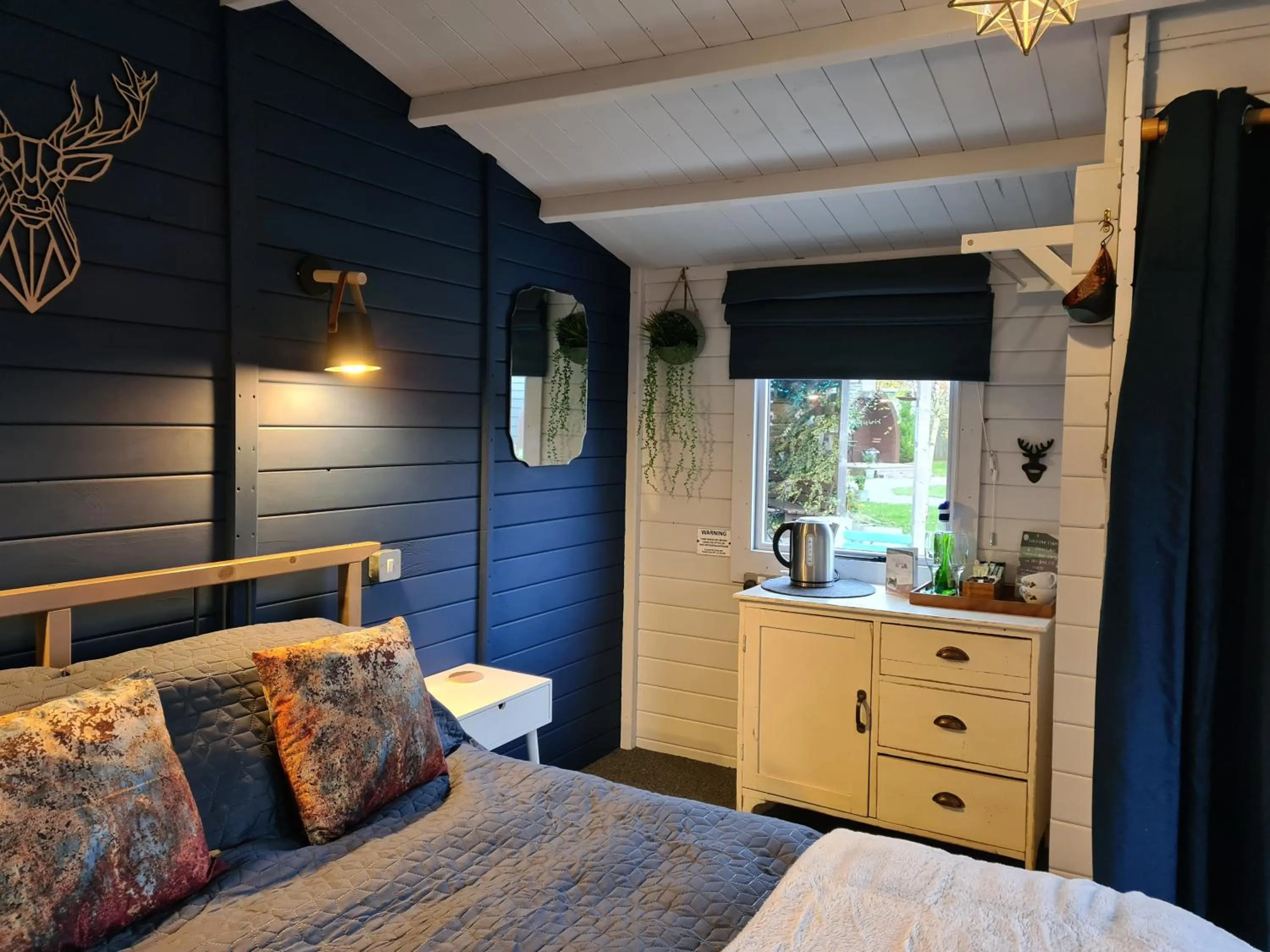 Pod with Shared Bathroom in The Little Hide - Adult Only Camping Pods