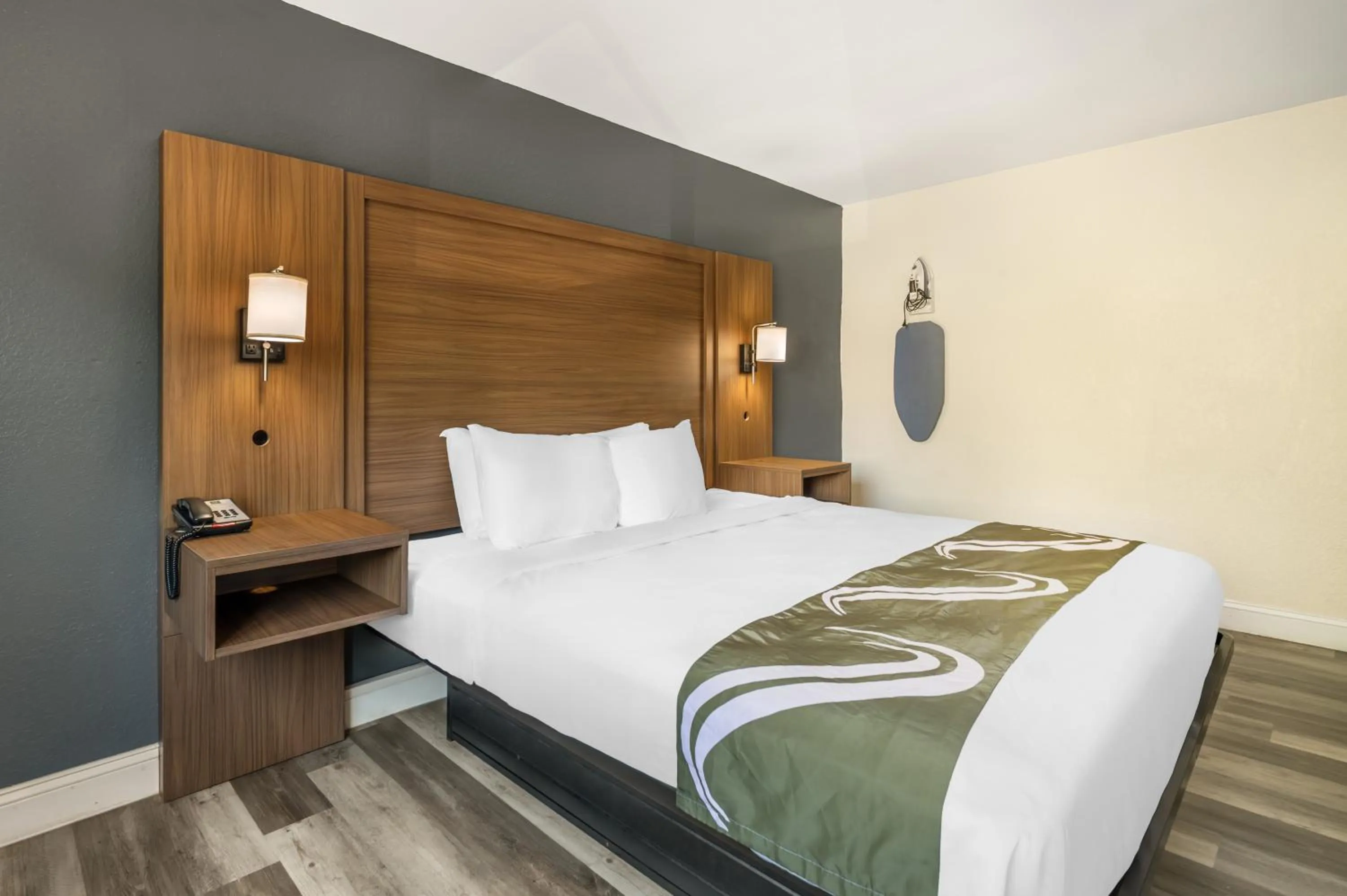 Queen Room - Accessible/Non-Smoking in Quality Inn Chesapeake - Greenbrier