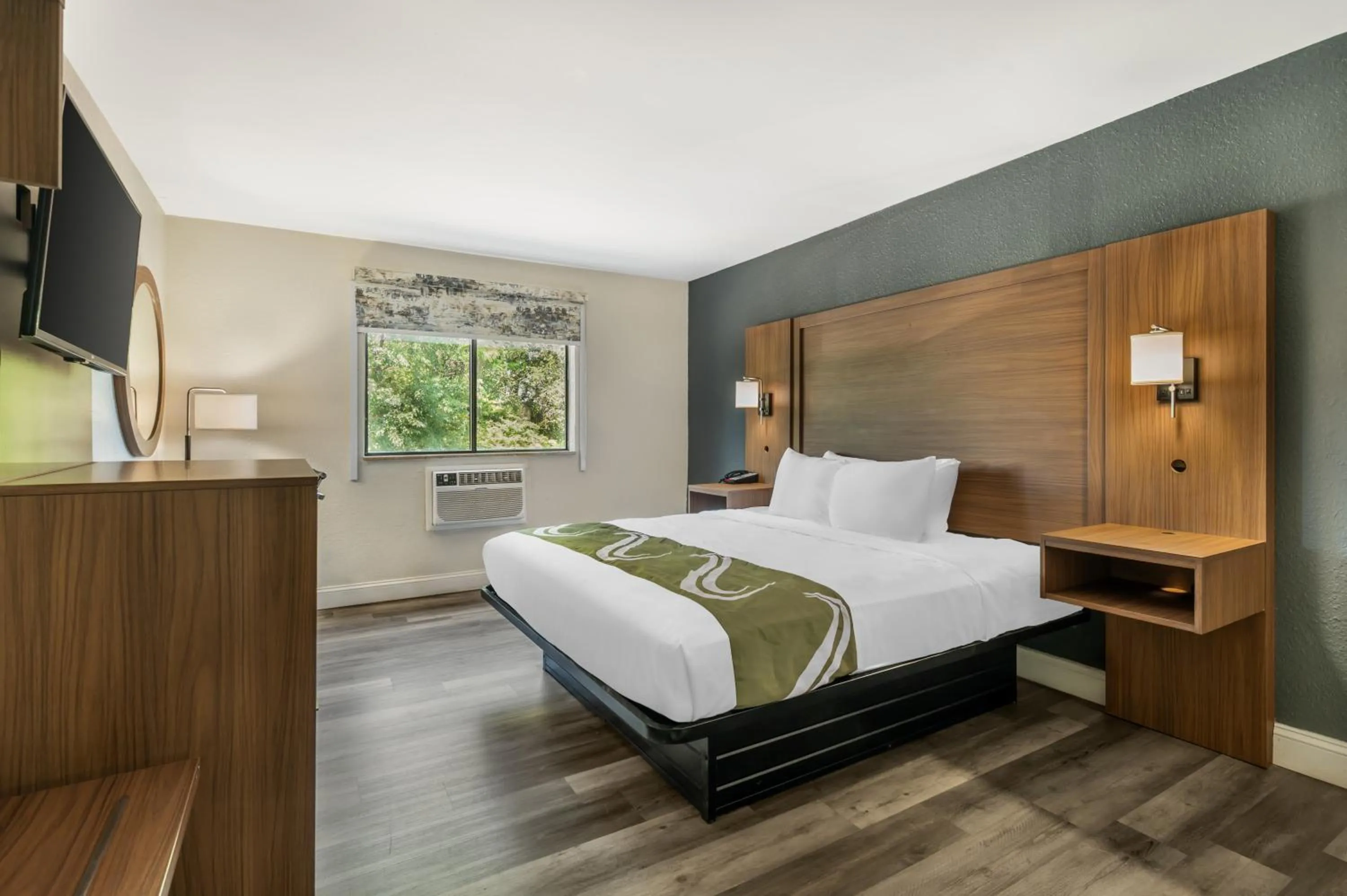 Queen Room - Accessible/Non-Smoking in Quality Inn Chesapeake - Greenbrier