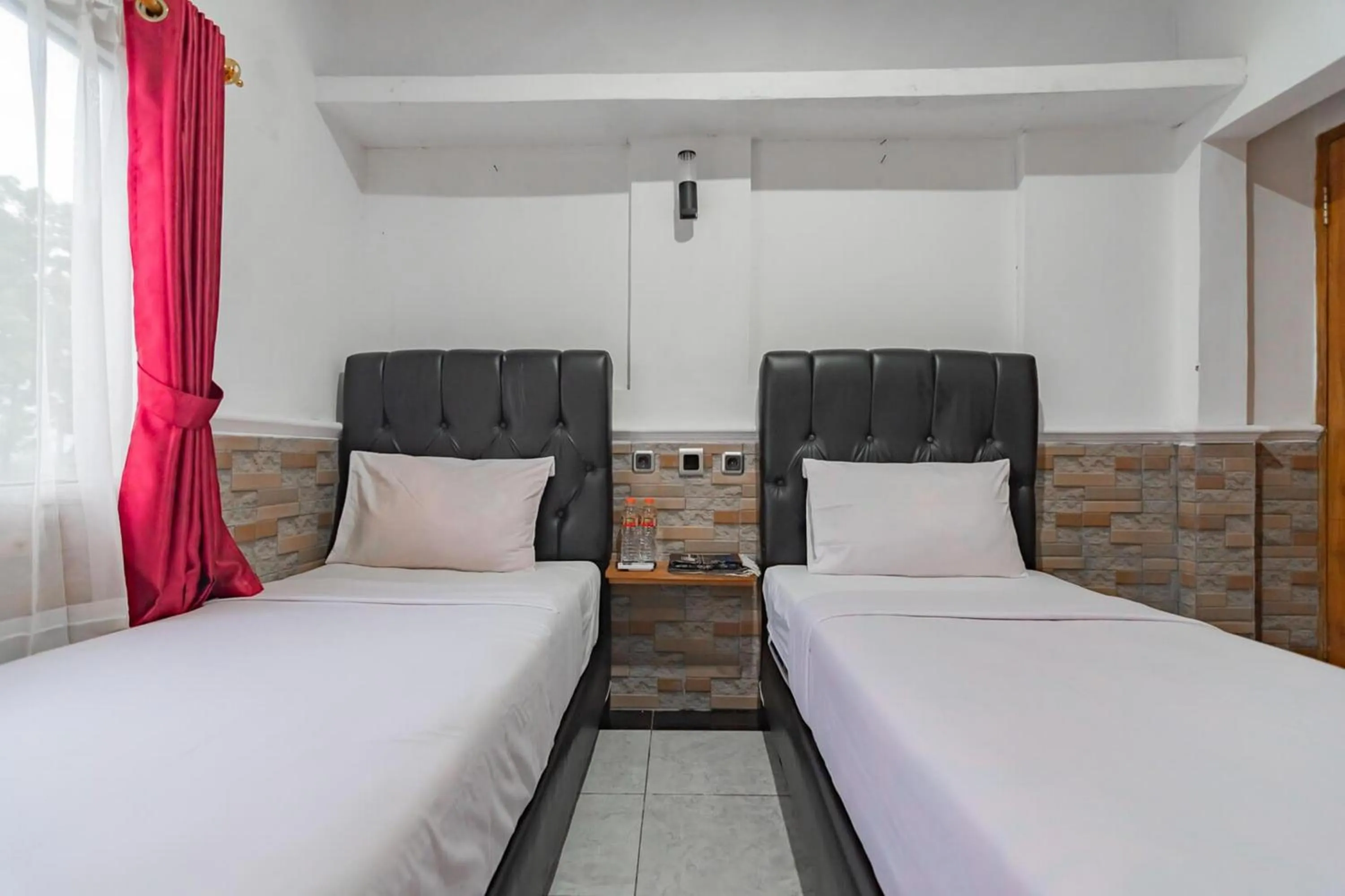 Standard Twin Room in Wisma Vandera Syariah Garut Mitra RedDoorz