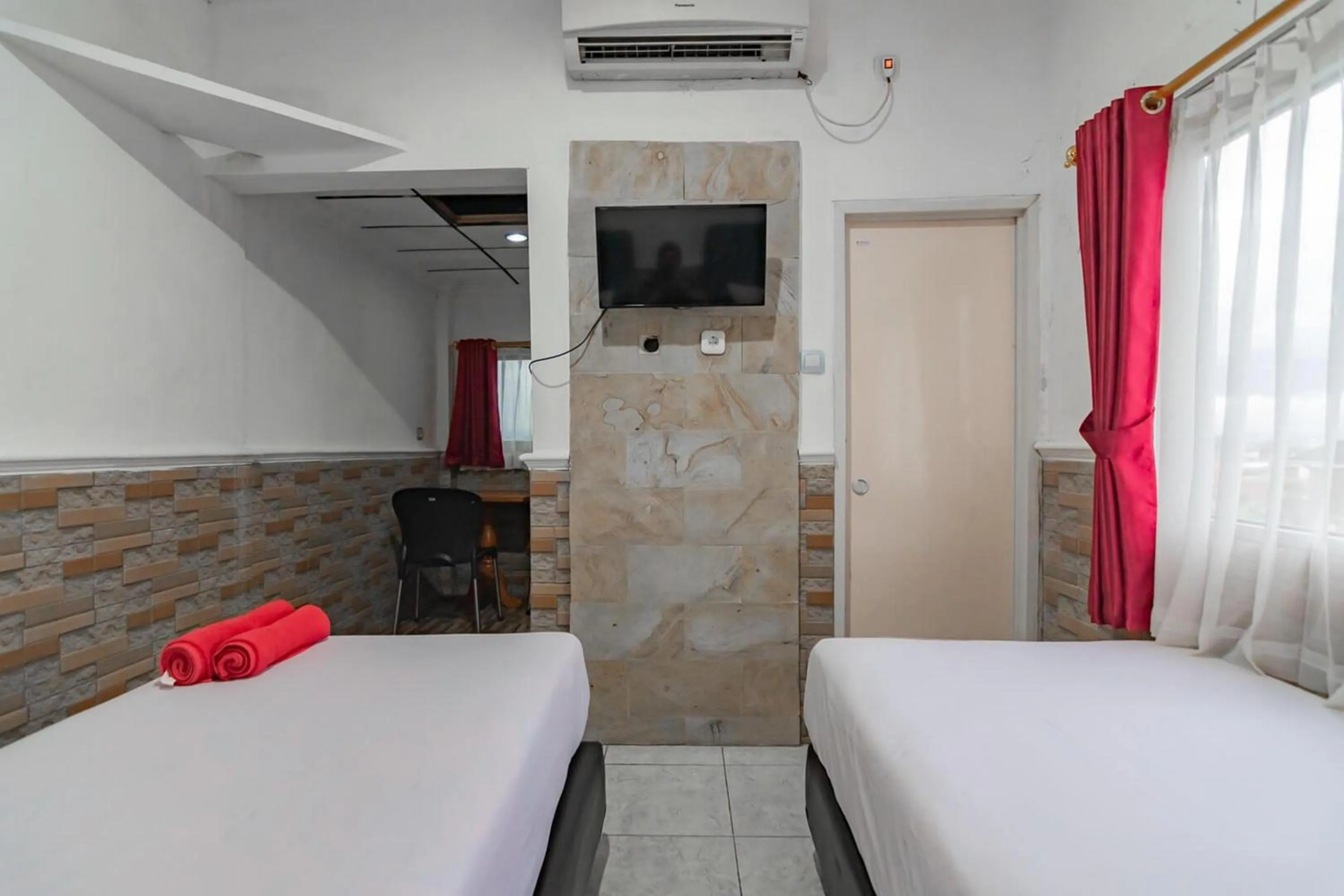 Deluxe Twin Room in Wisma Vandera Syariah Garut Mitra RedDoorz