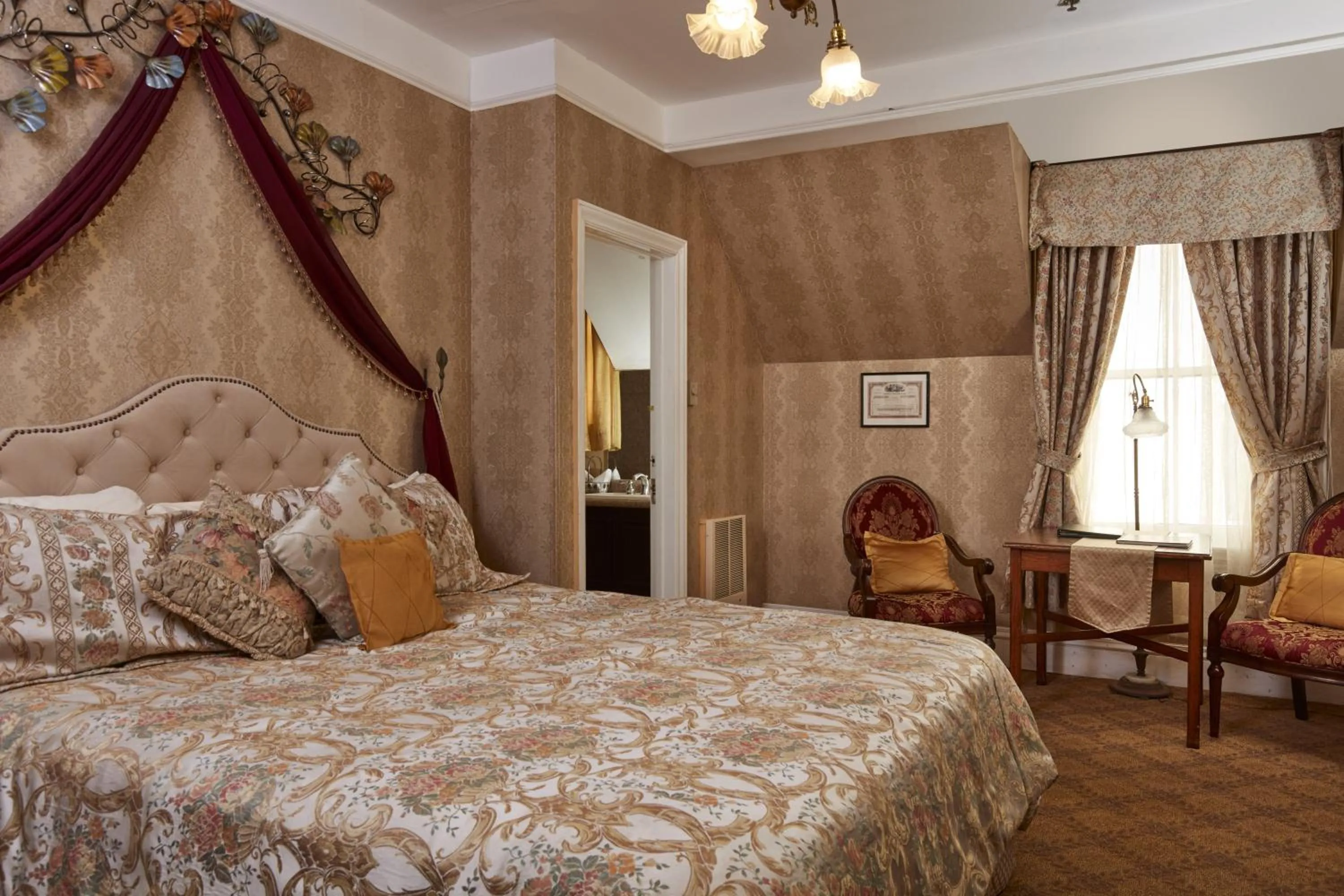 Deluxe King Room in Queen Anne