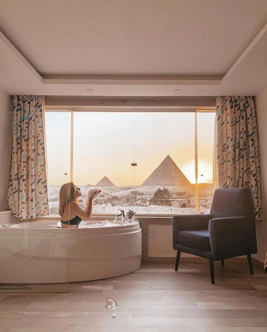 Executive Suite Panoramic Pyramids View & Jacuzzi - single occupancy in Pyramid Edge Hotel & Exclusive Pyramids View Rooftop