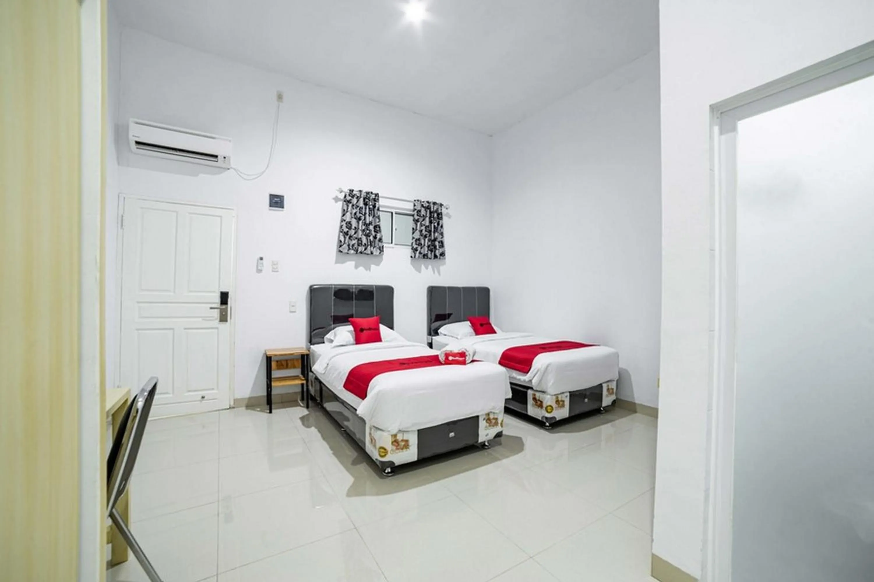 Twin Room in RedDoorz Plus near Thamrin Plaza Medan