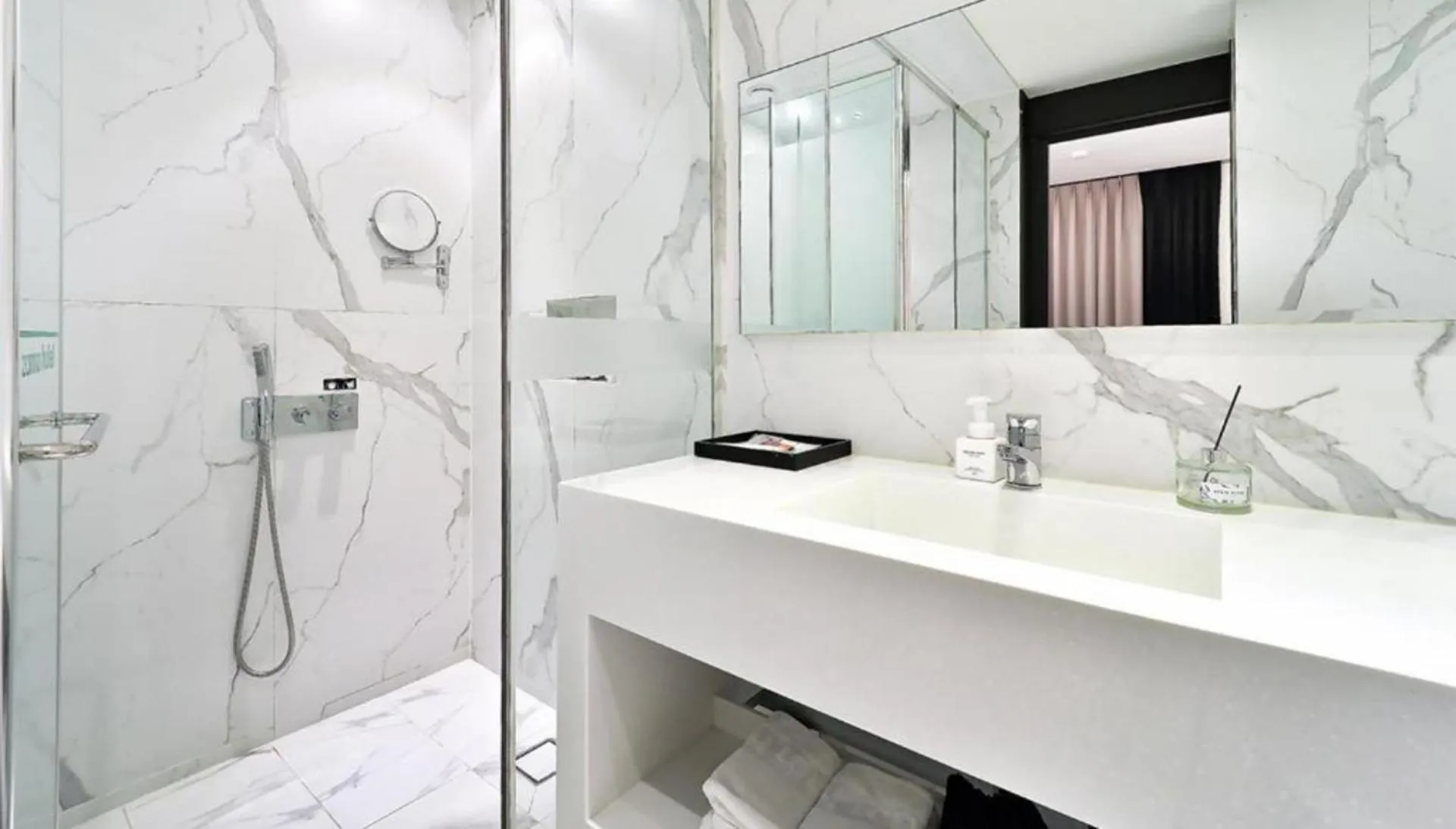 Deluxe Double Room with Bath in Zam 101