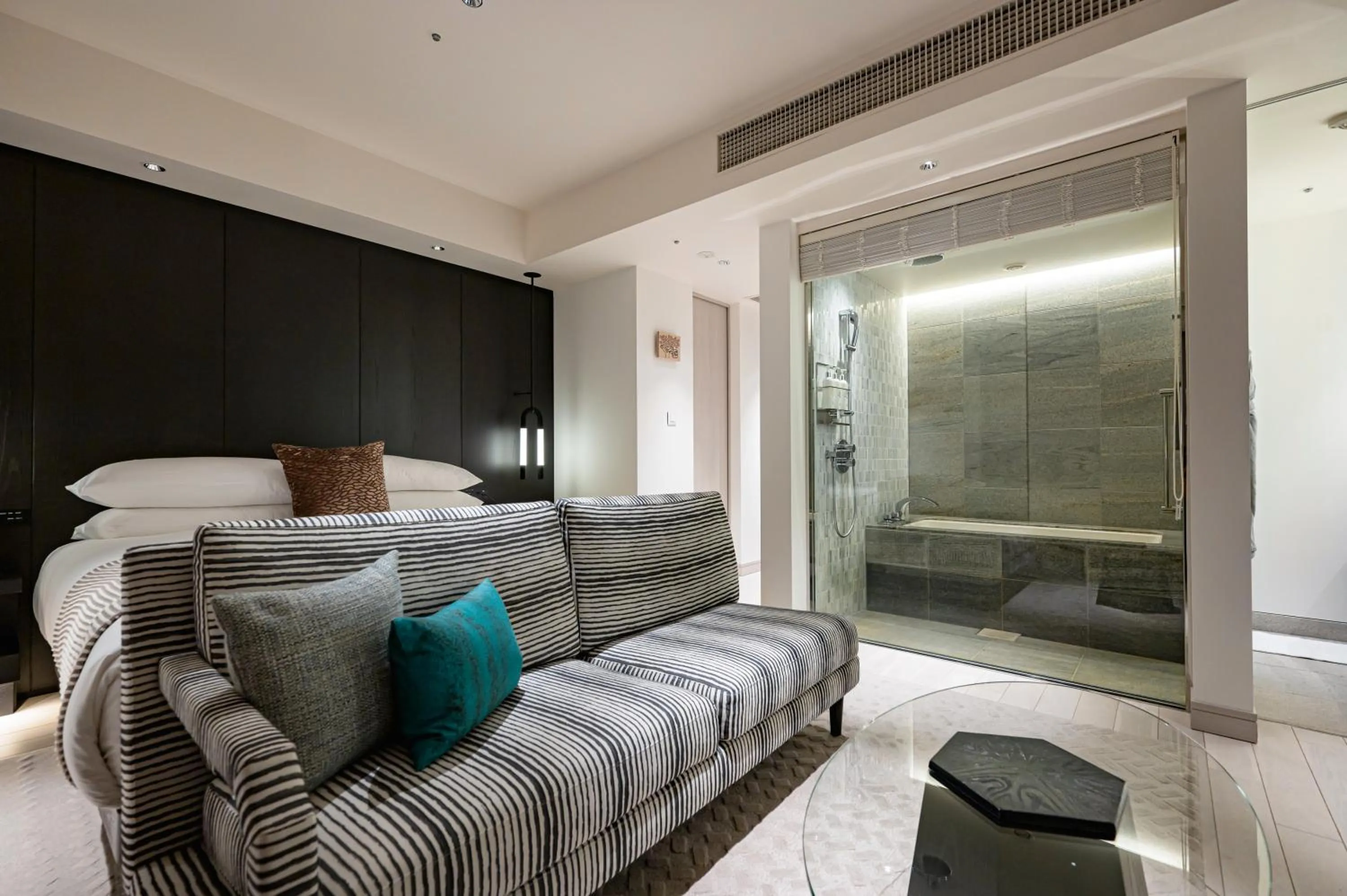 1 King bed Premium High Floor in Kimpton Shinjuku Tokyo by IHG