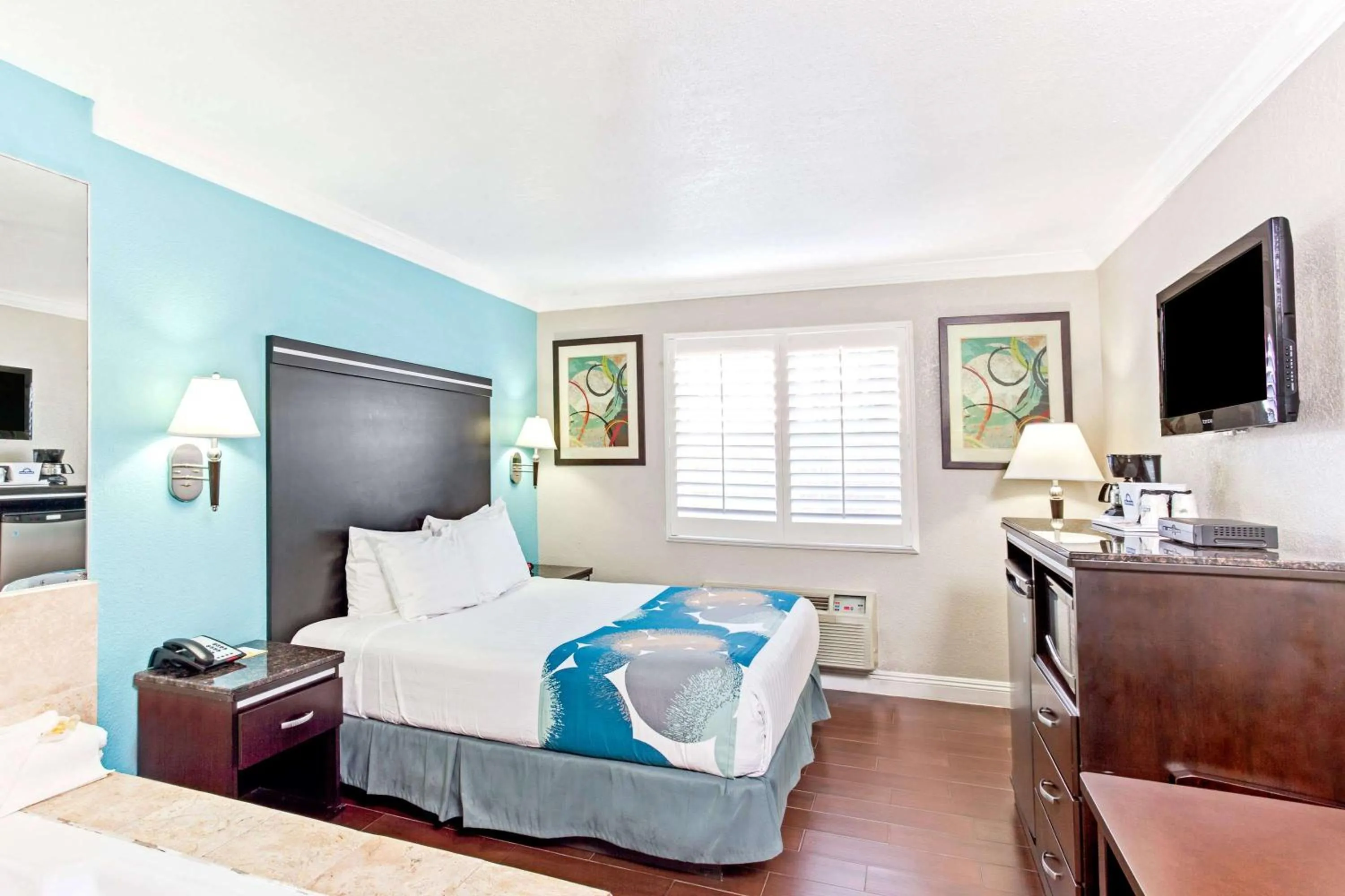 Queen Studio Suite with Spa Bath in Cabana Inn & Suites