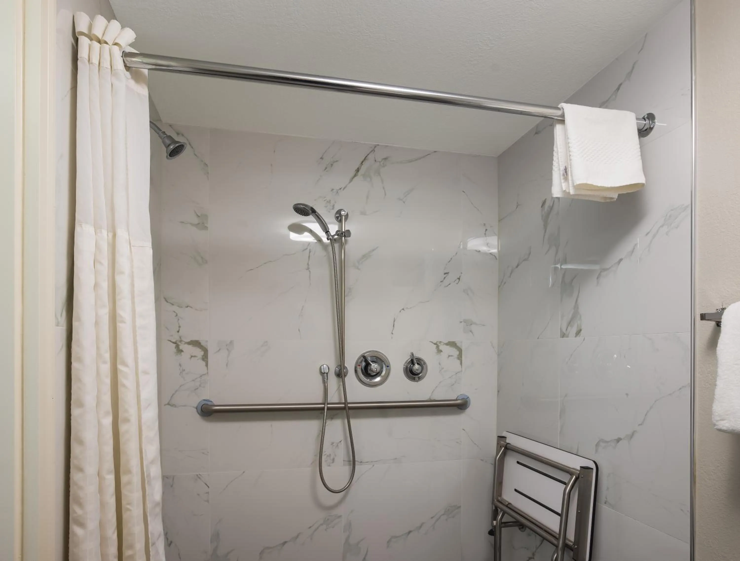 King Suite with Roll-In Shower - Disability Access/Non Smoking in Sleep Inn Savannah Midtown
