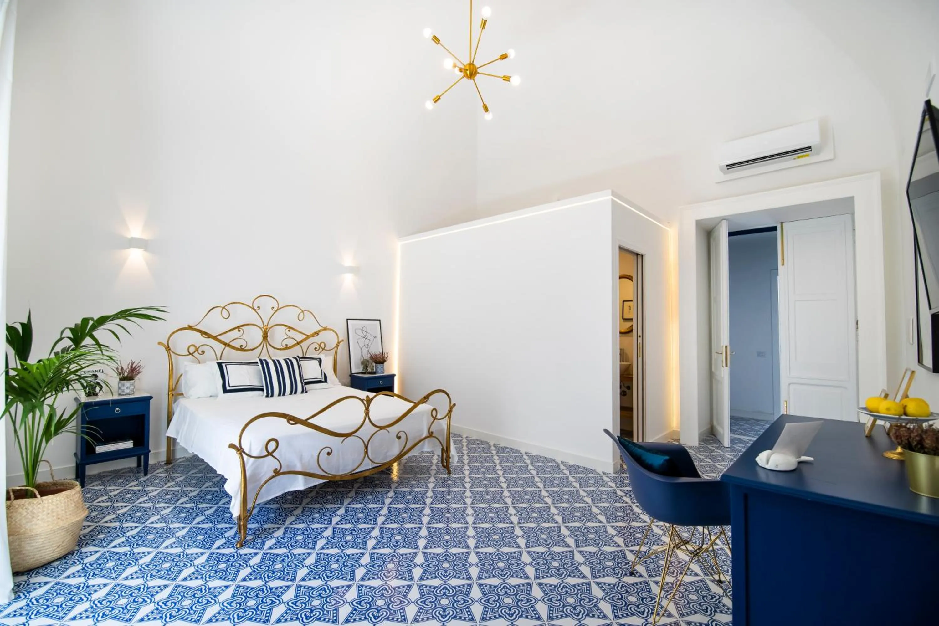 King Room with Balcony - single occupancy in Crudo Home