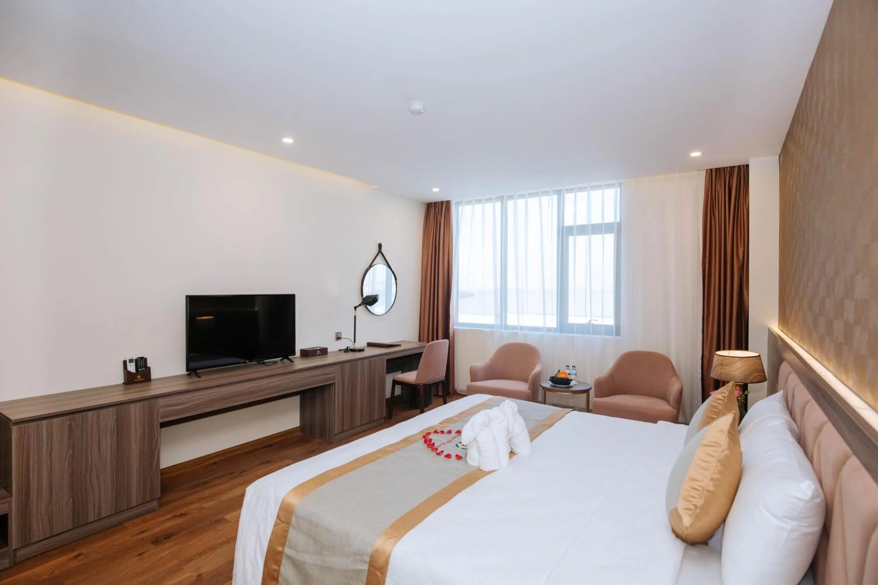 Superior King Room in Thông Đỏ Hotel