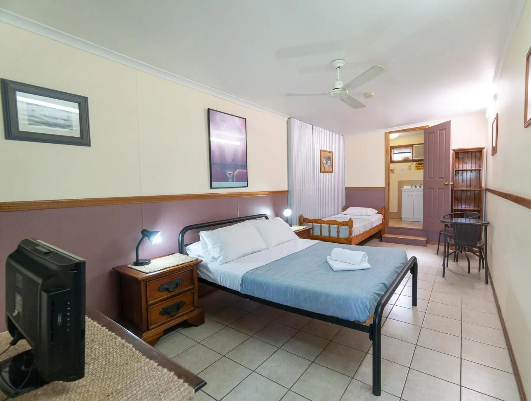 Twin Room with Private Bathroom in Woolshed Eco Lodge