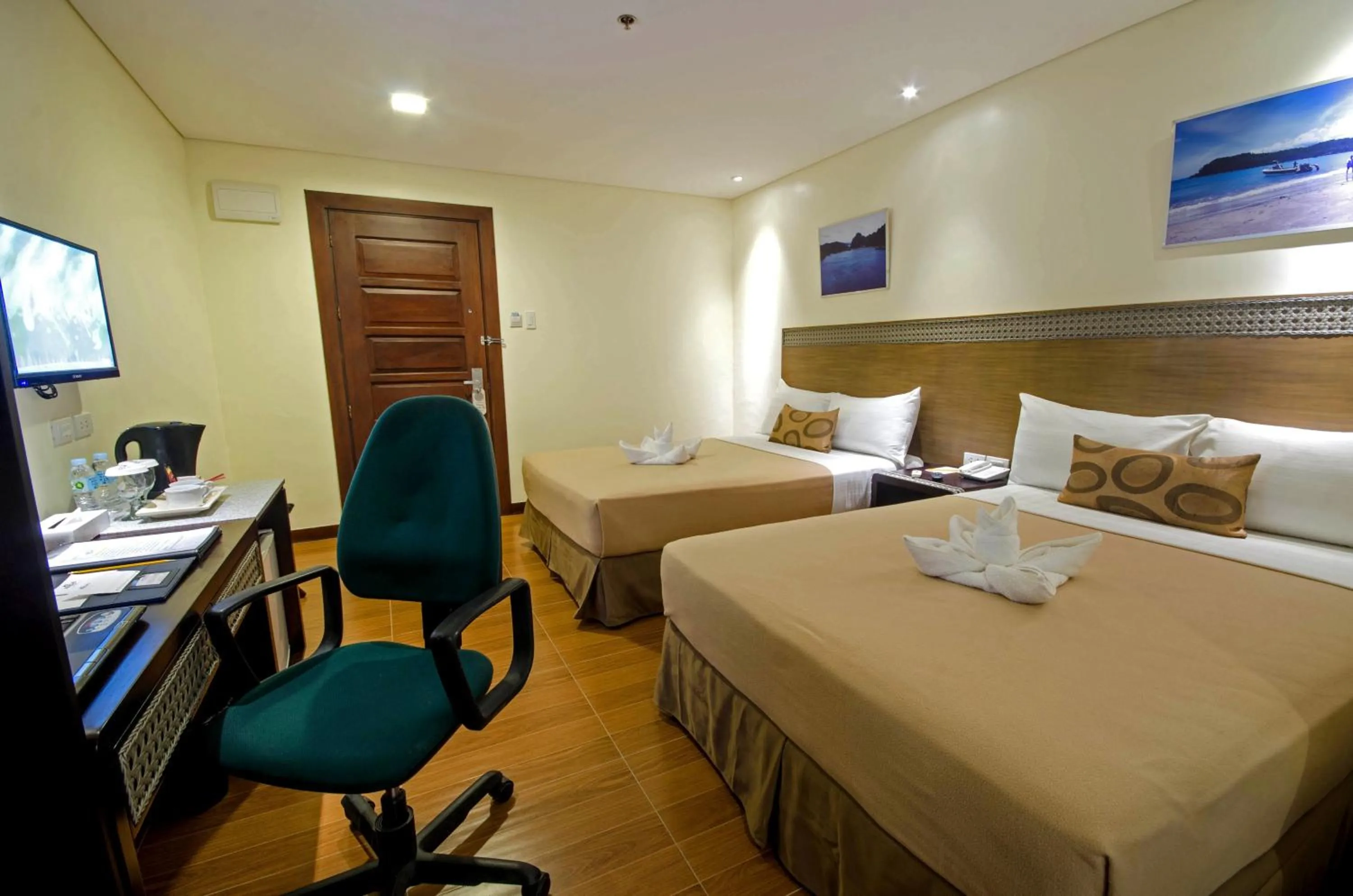 Deluxe Twin Room in Fersal Hotel - Puerto Princesa